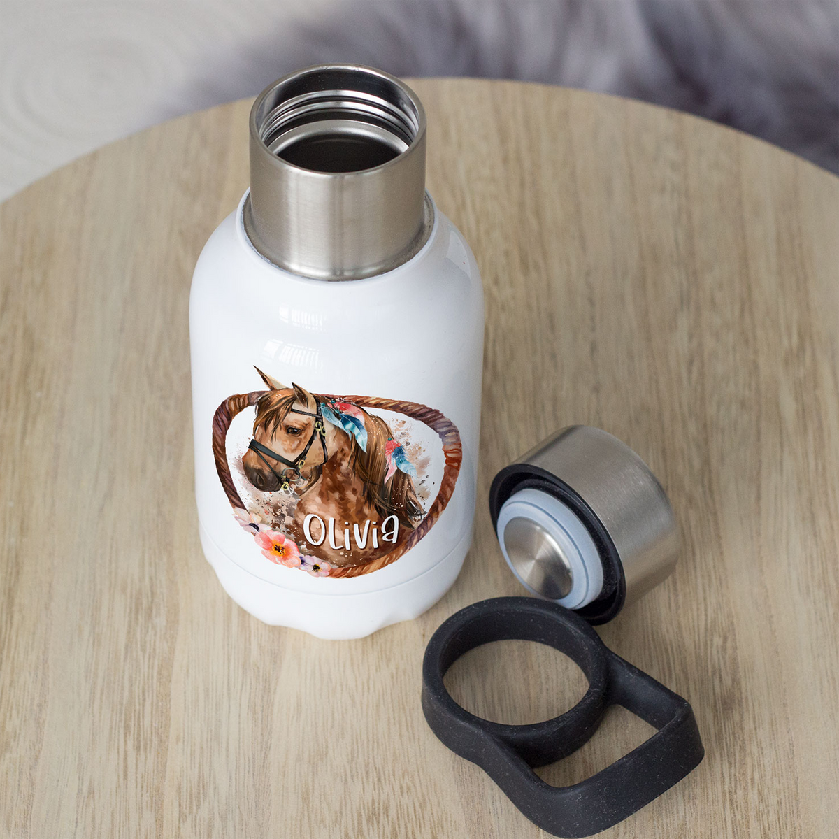 Weiße Edelstahl-Trinkflasche mit Pferdemotiv und Namen Olivia.