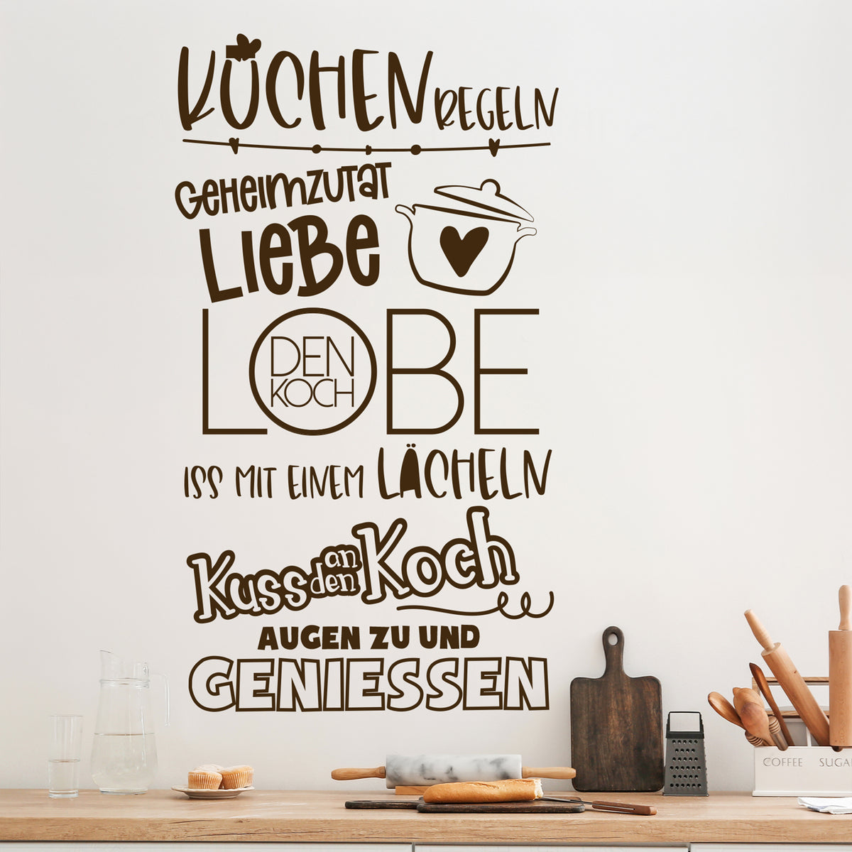 Wandtattoo mit Küchenregeln in brauner Schrift.