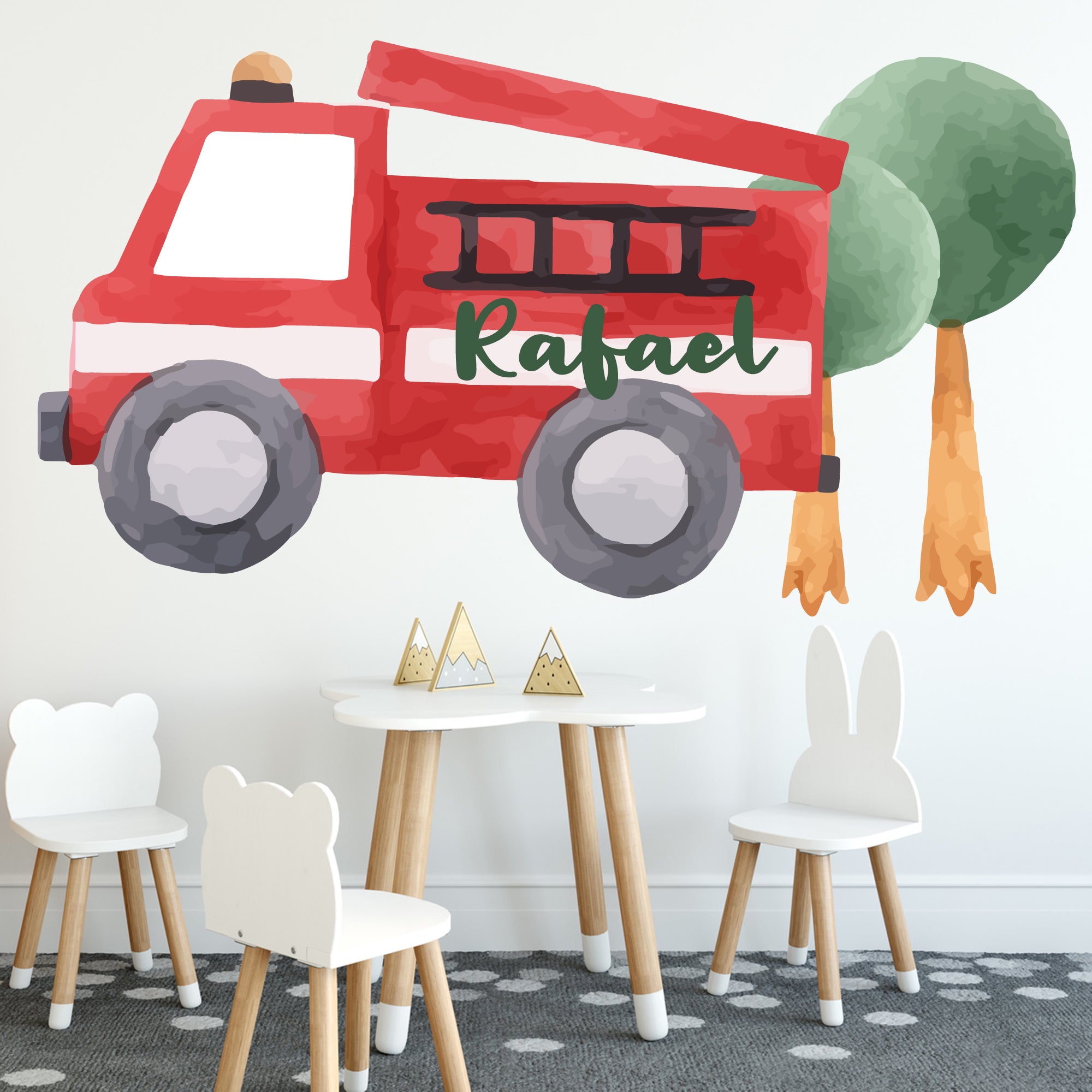 Rotes Feuerwehrauto mit Namen Rafael und Bäumen.