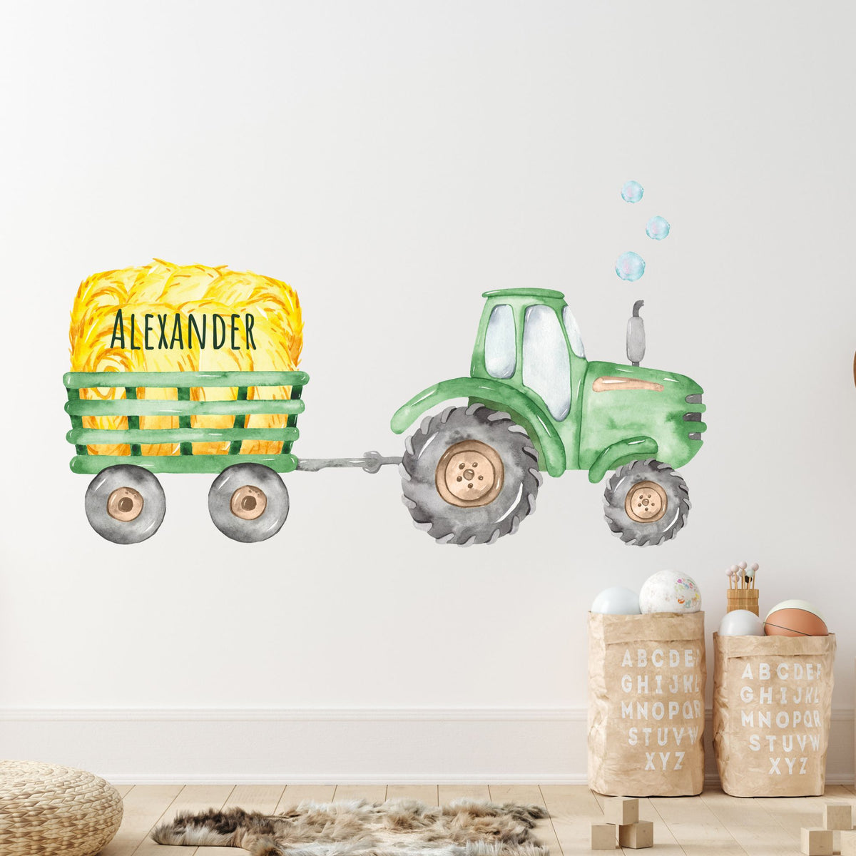 Grüner Traktor mit Heuballen und Namen "Alexander".