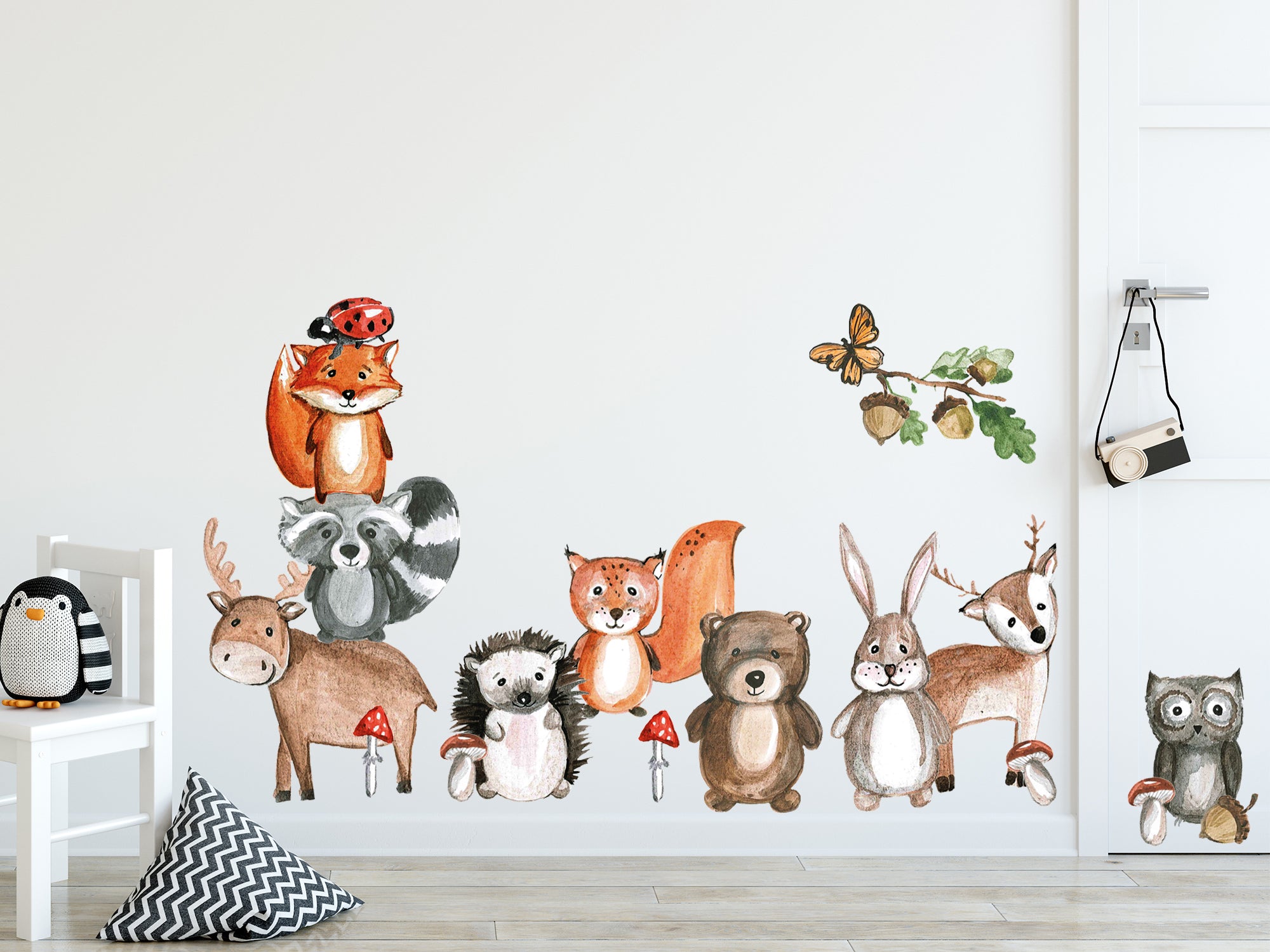 Wandtattoo mit bunten Tieren: Fuchs, Bär, Hase, Eule.