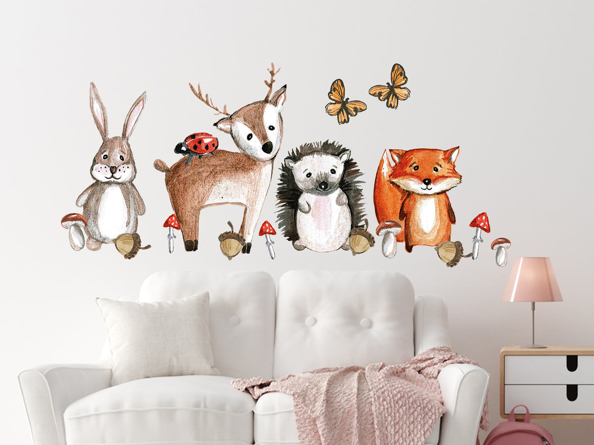 Wandtattoo mit Hasen, Reh, Igel und Fuchs in Pastellfarben.