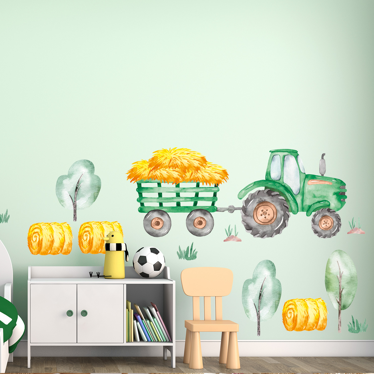 Grüner Traktor mit Heuwagen und gelben Heuballen.