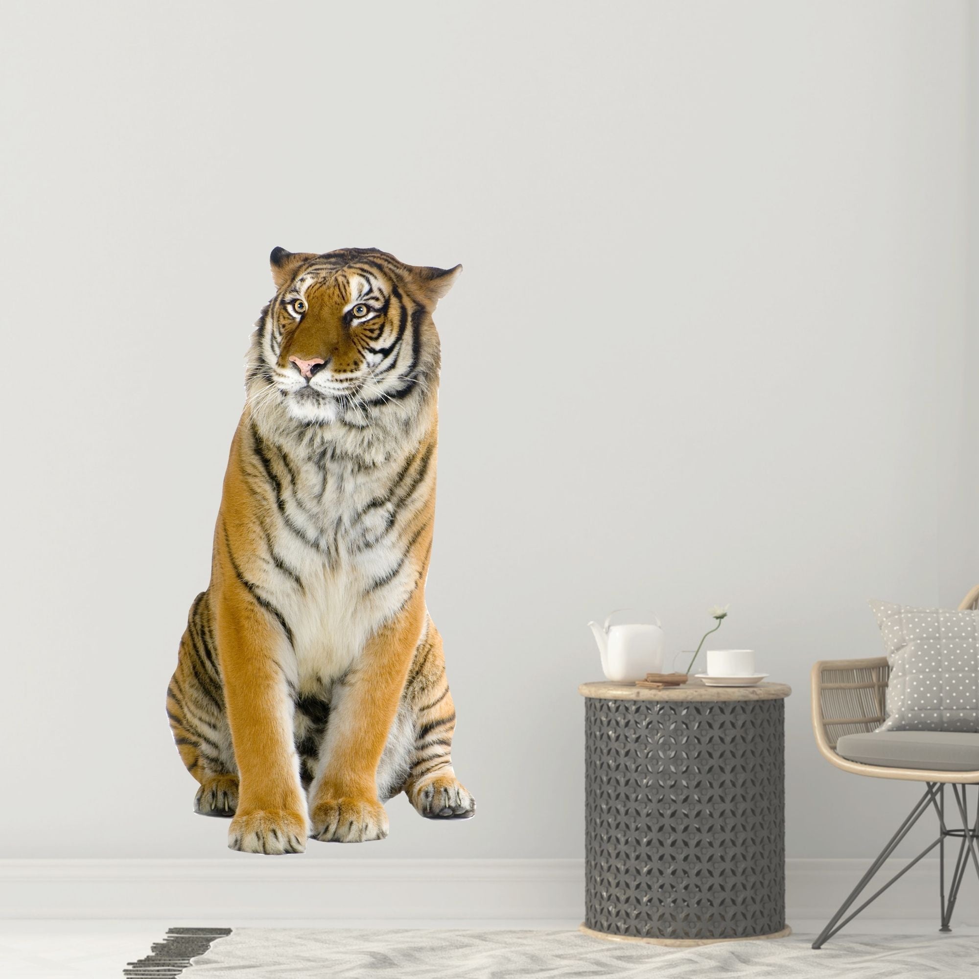 Sitzender Tiger in lebendigen Farben an Wand.