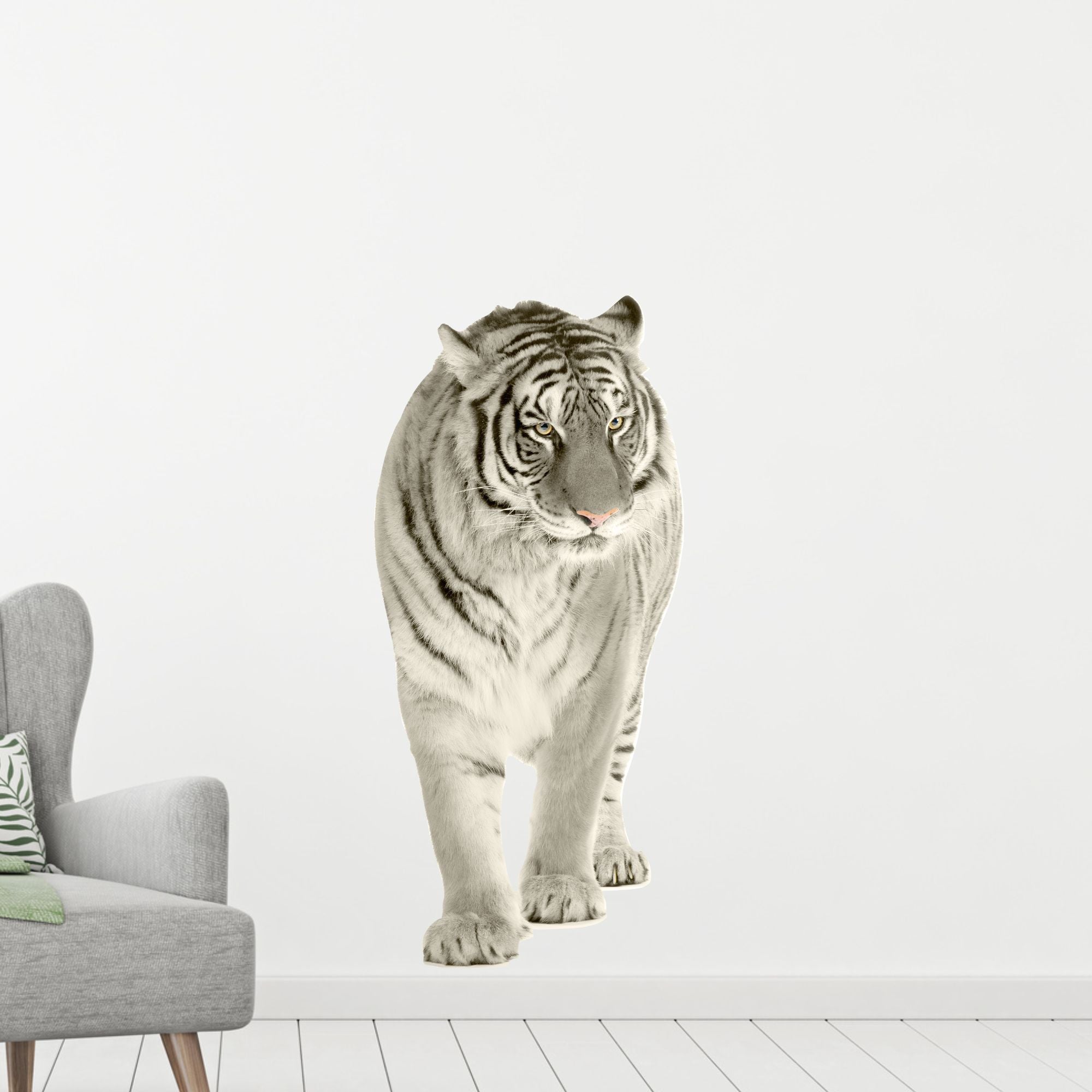 Weißer Tiger, realistisch, auf weißer Wand, moderne Einrichtung.