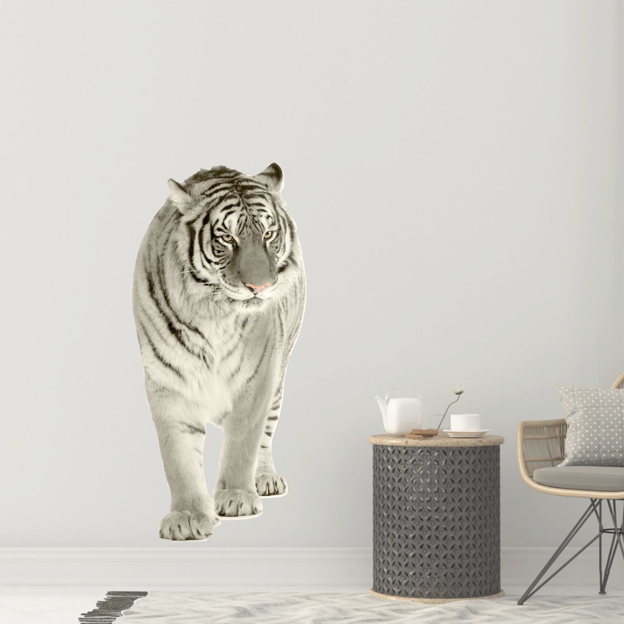 Weißer Tiger auf hellem Hintergrund, majestätisch und detailliert.