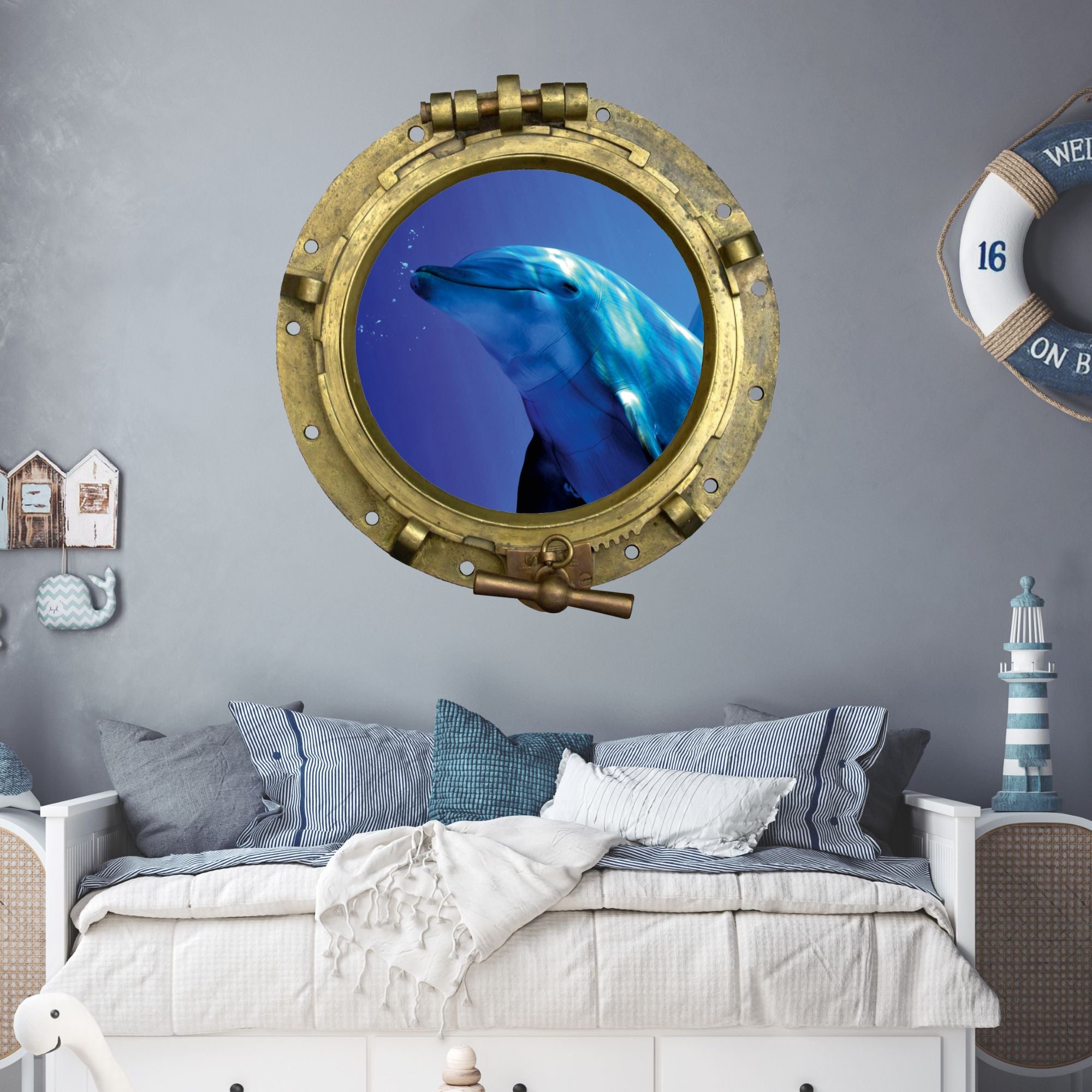 Blauer Delfin durch bullaugenförmigen Rahmen im Schlafzimmer.
