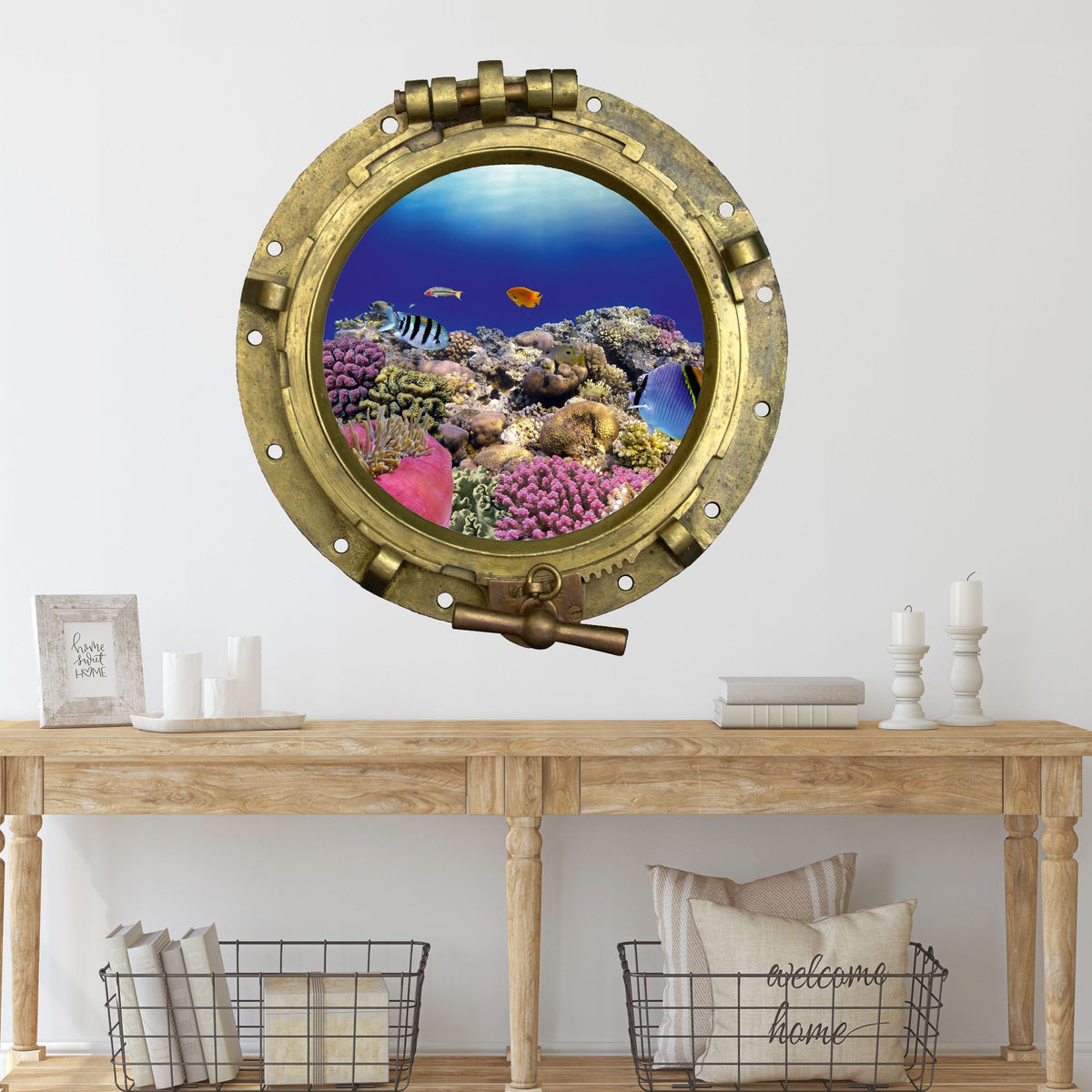 Korallenriff mit bunten Fischen in goldener Bullaugen-Rahmen.