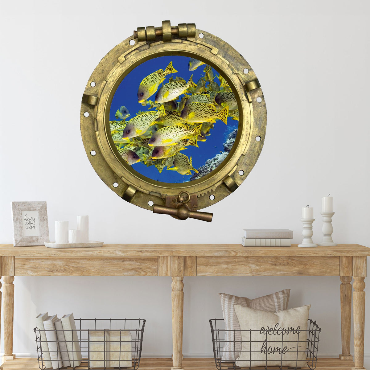 Goldener Bullaugenrahmen mit bunten Fischen im Wasser.