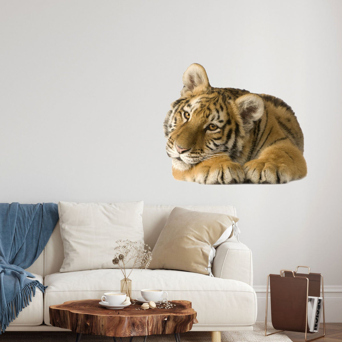 Liegender Tigerkopf in warmen Brauntönen an Wand.