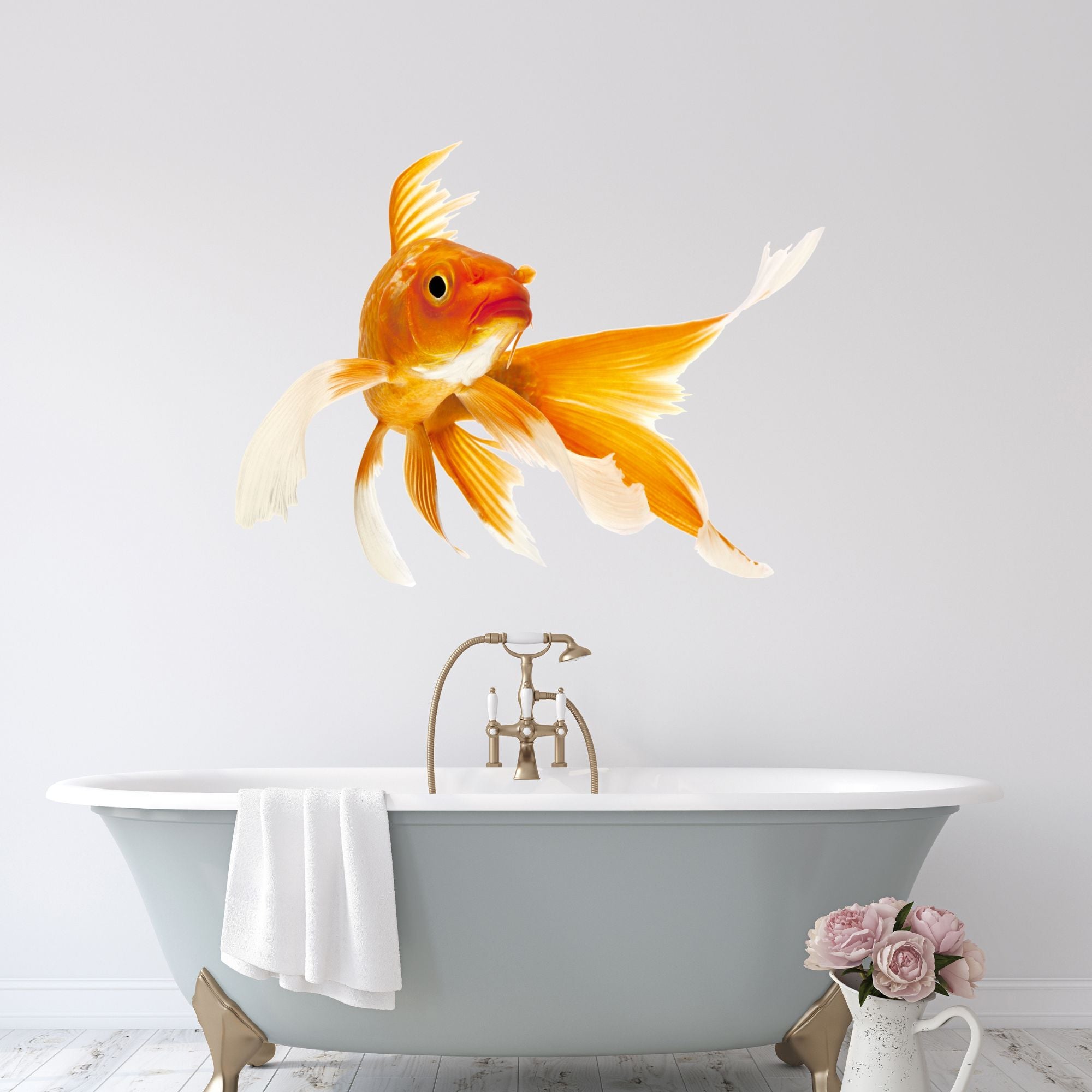 Goldfisch in leuchtendem Orange über einer Badewanne.