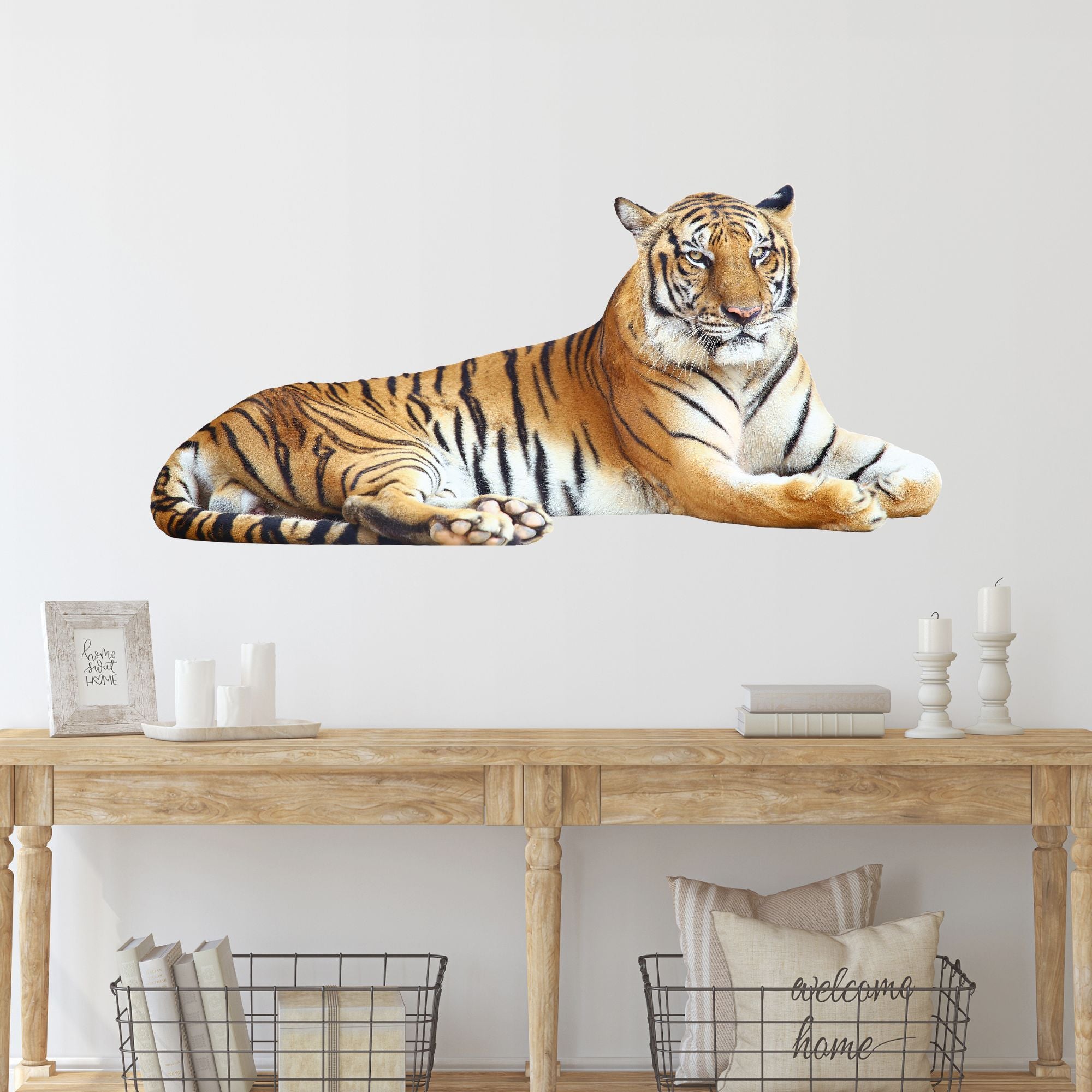 Sitzender Tiger mit orangefarbenem Fell und schwarzen Streifen.