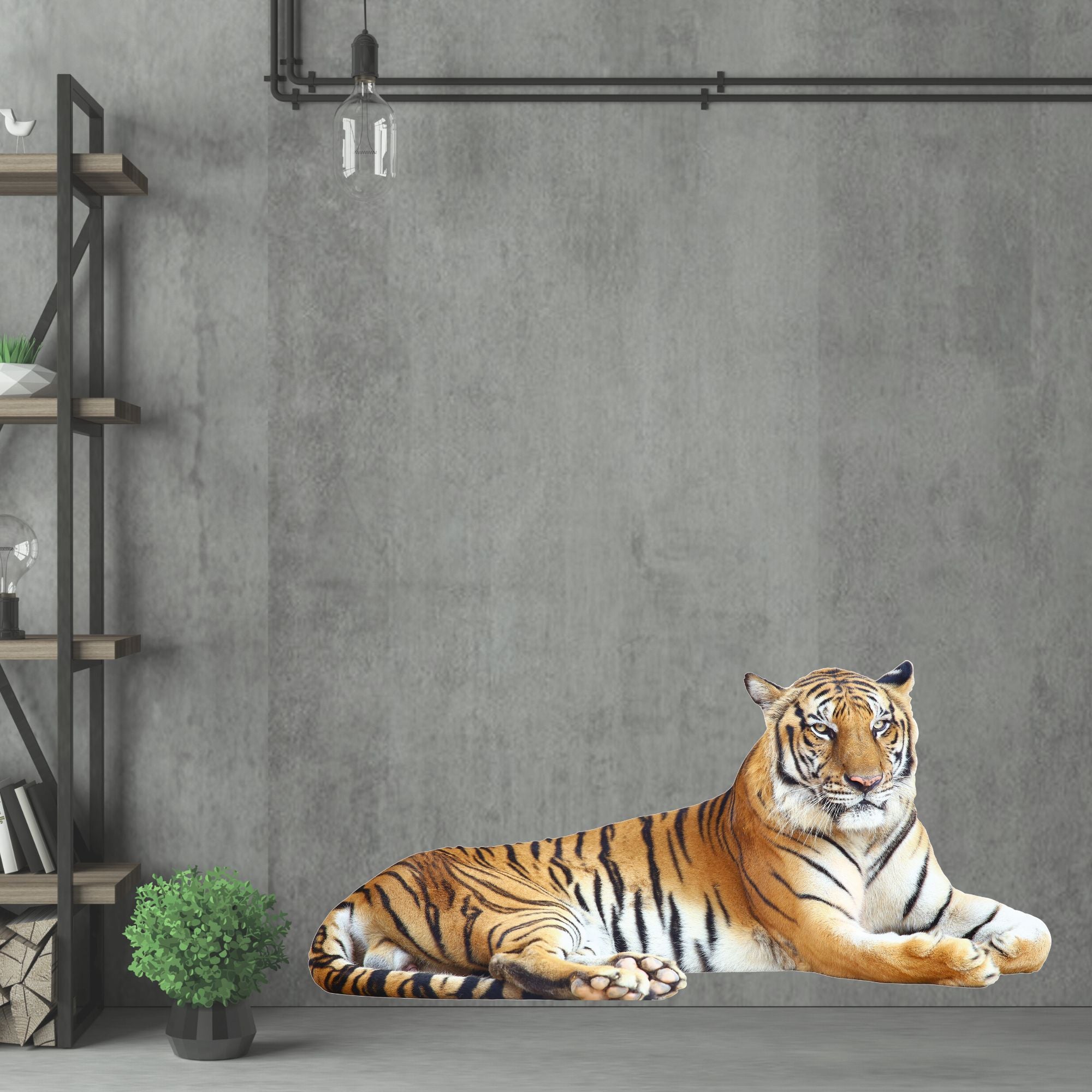 Liegender Tiger mit orangefarbenem Fell und schwarzen Streifen.