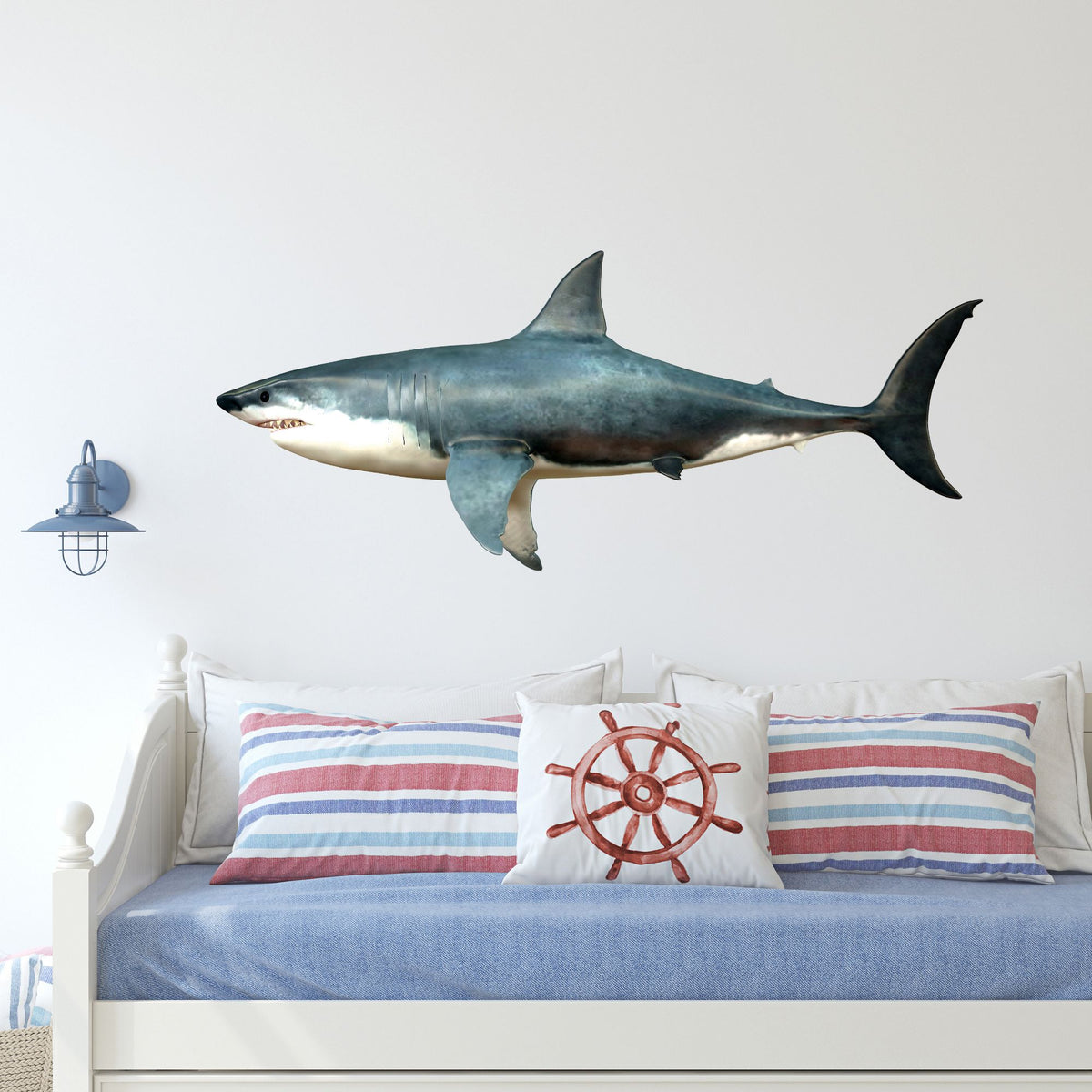 Grauer Hai Wanddeko über einem Bett mit maritimen Kissen.