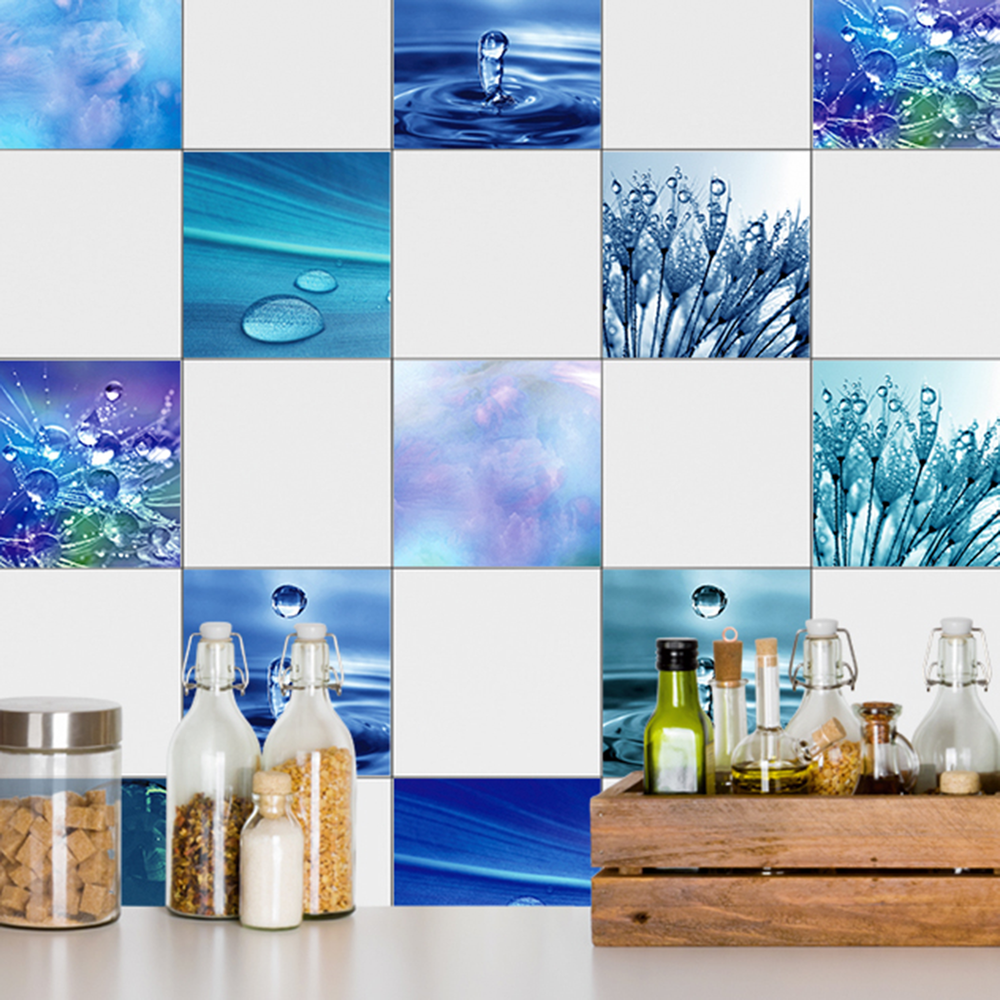 Blaue Fliesen mit Wasser- und Tropfenmotiven, Holzregal.