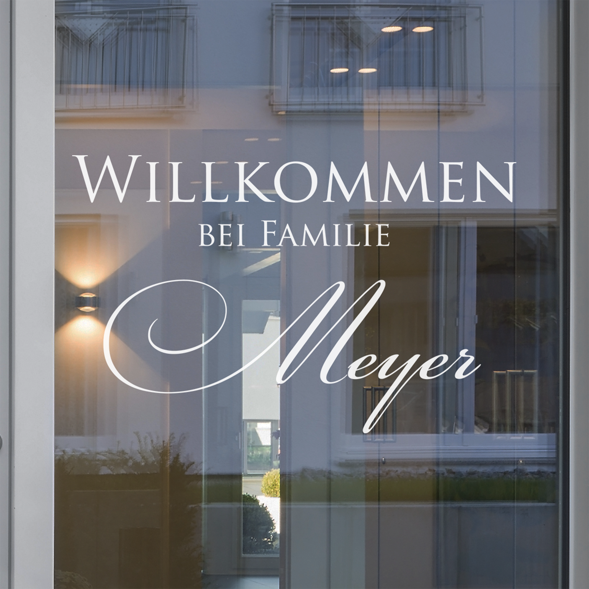 Willkommen-Schild in Weiß für Familie Meyer.