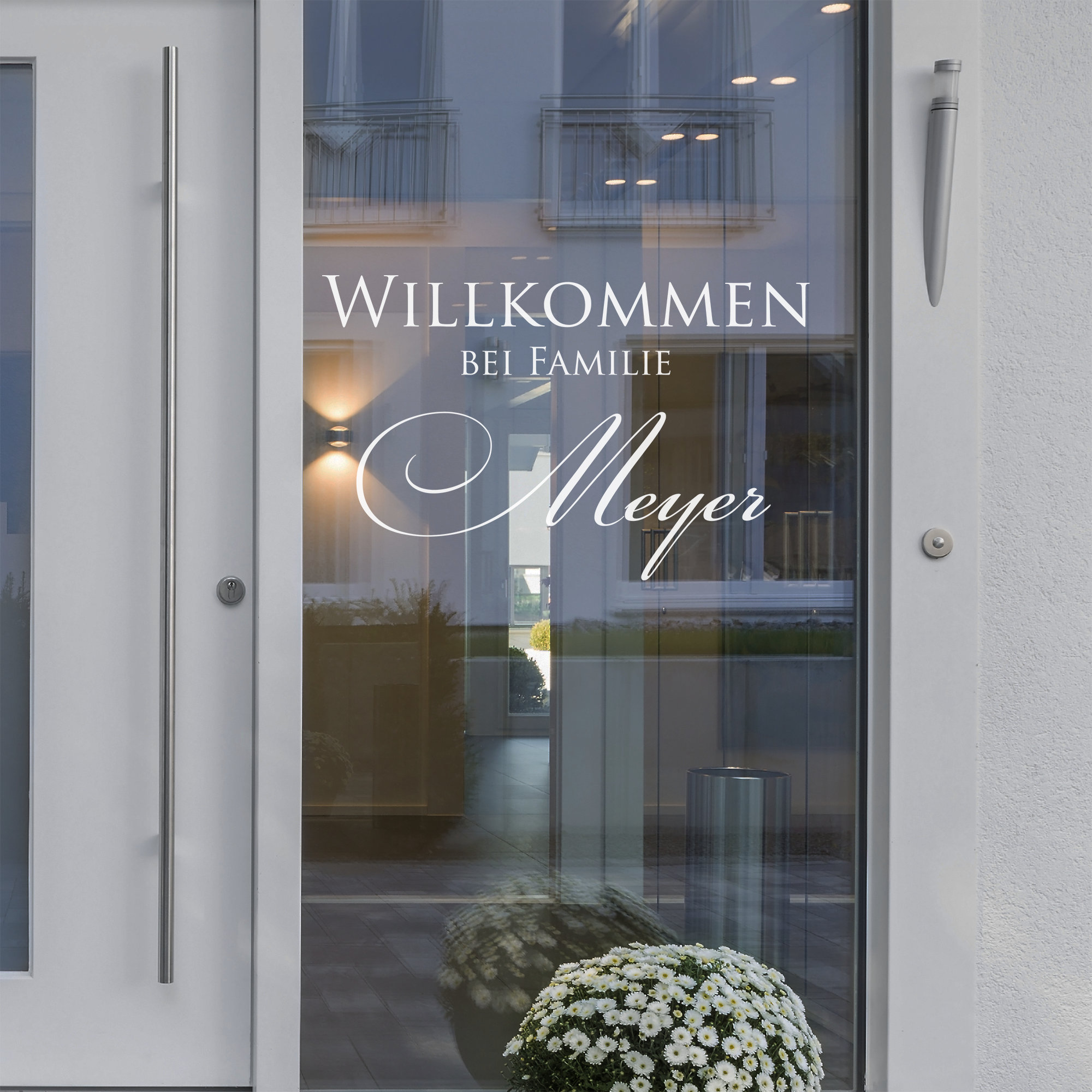 Willkommen-Schild in Weiß, Familie Meyer, moderne Haustür.