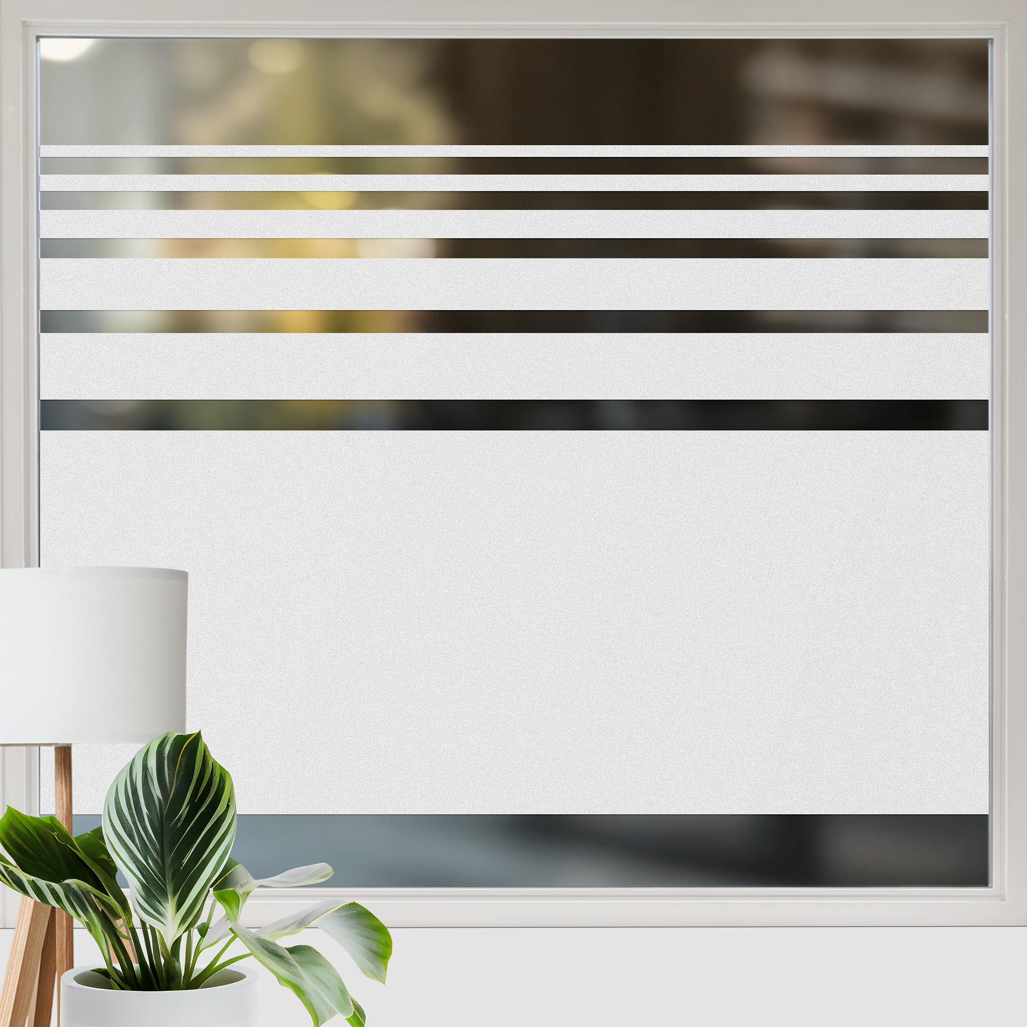Milchglas Fensterfolie mit Streifen auf Fenster im Wohnbereich – moderner Sichtschutz