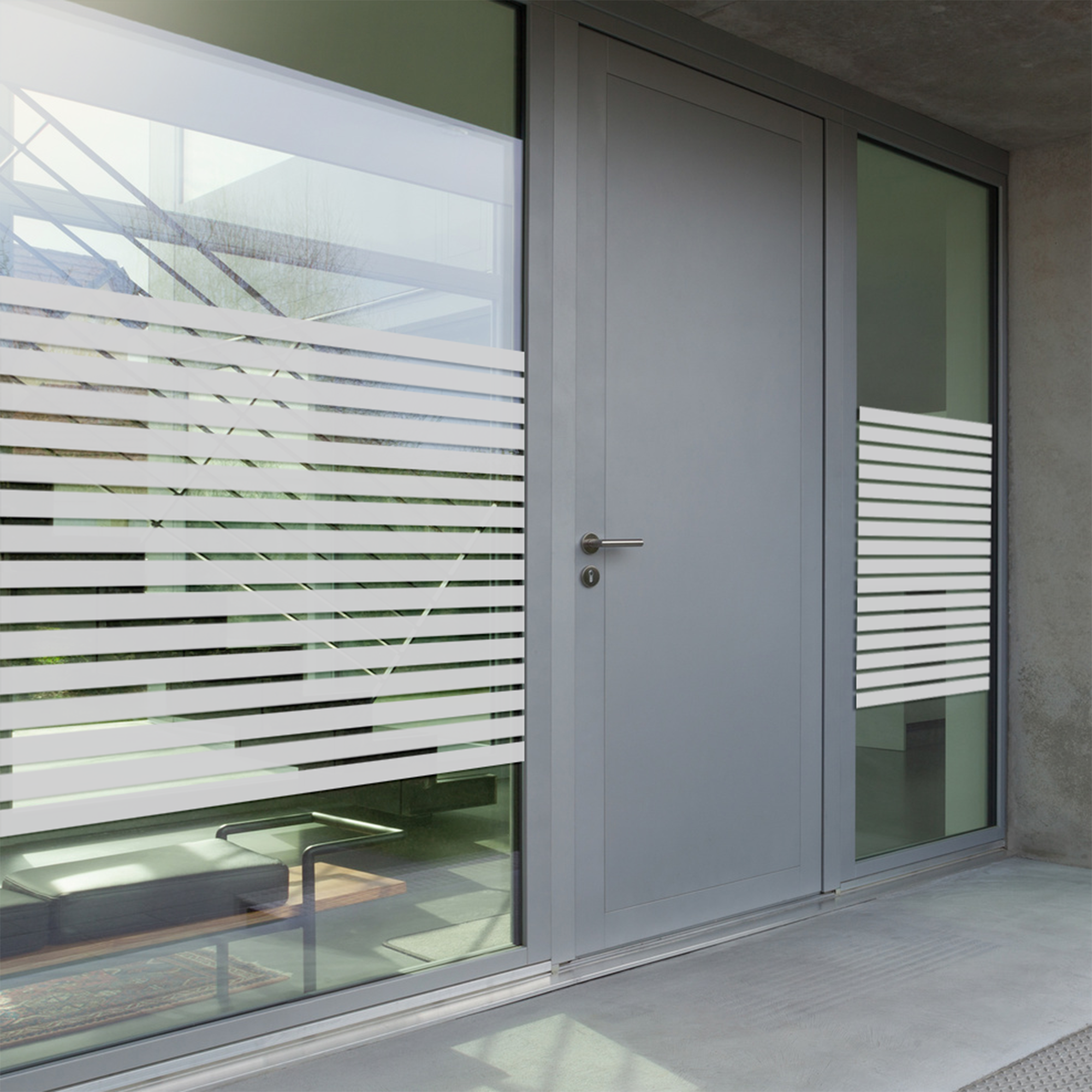 Fensterfolie mit Streifenmuster als Sichtschutz auf Glasfenster und Glastür – modern und lichtdurchlässig