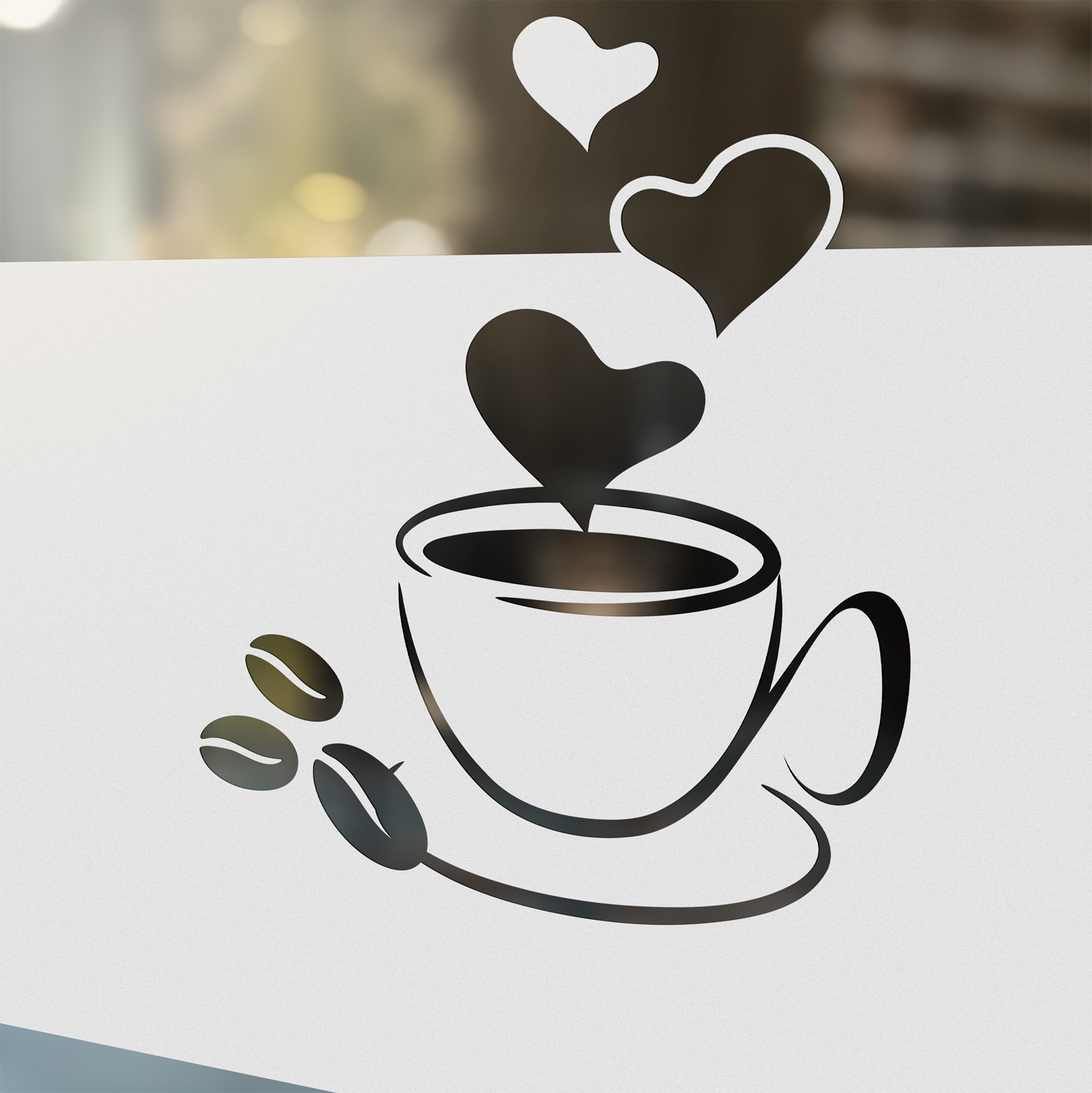 Schwarze Kaffeetasse mit Herzen und Kaffeebohnen.