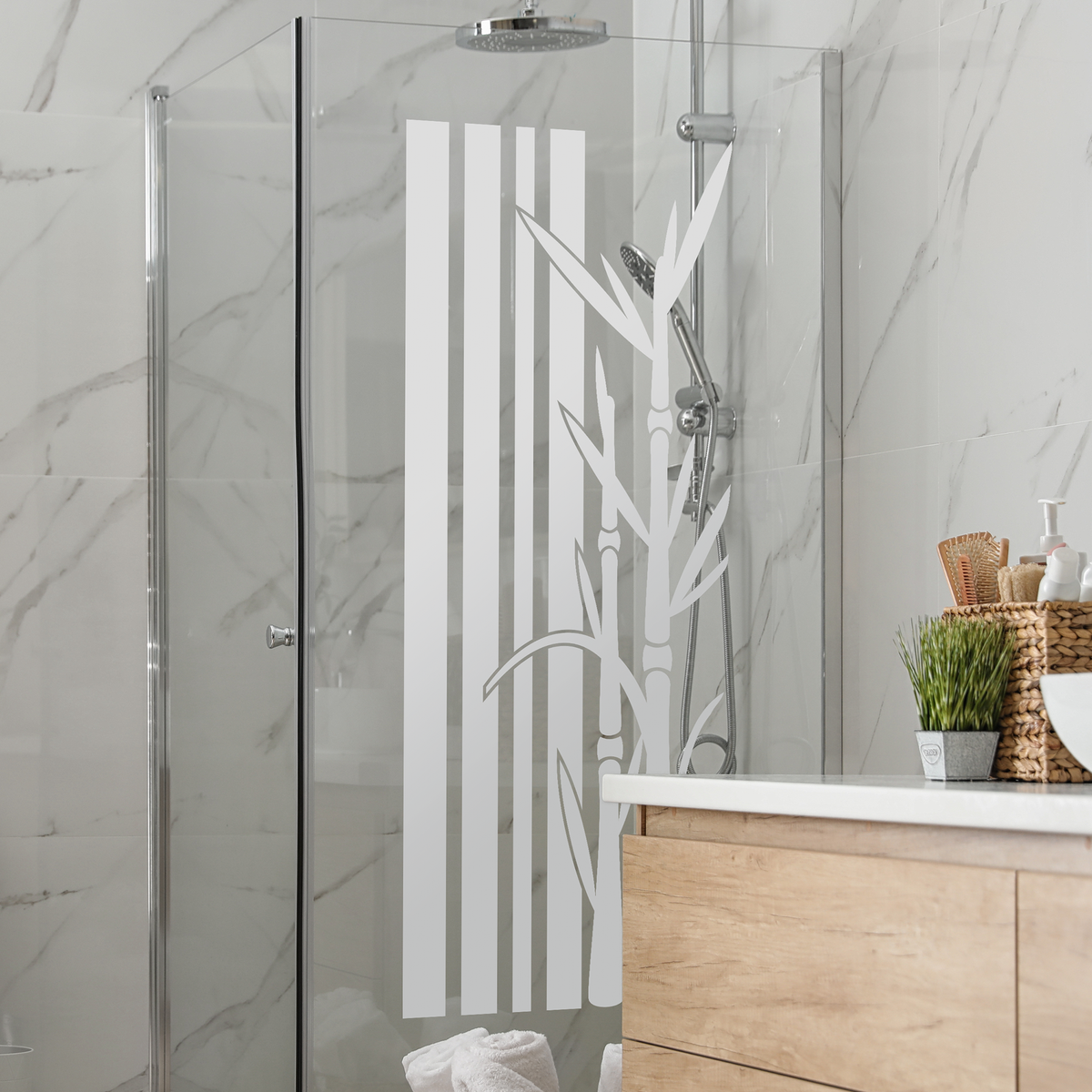 Duschabtrennung mit transparentem Bambusdesign auf Glas.