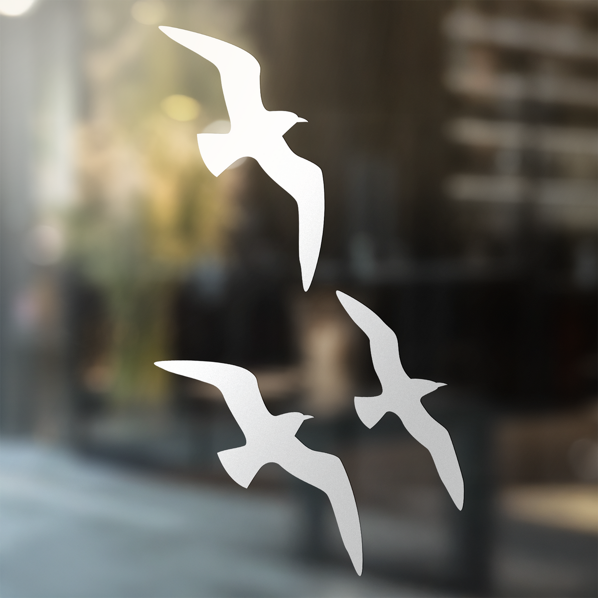 Drei weiße Vögel auf transparentem Hintergrund.