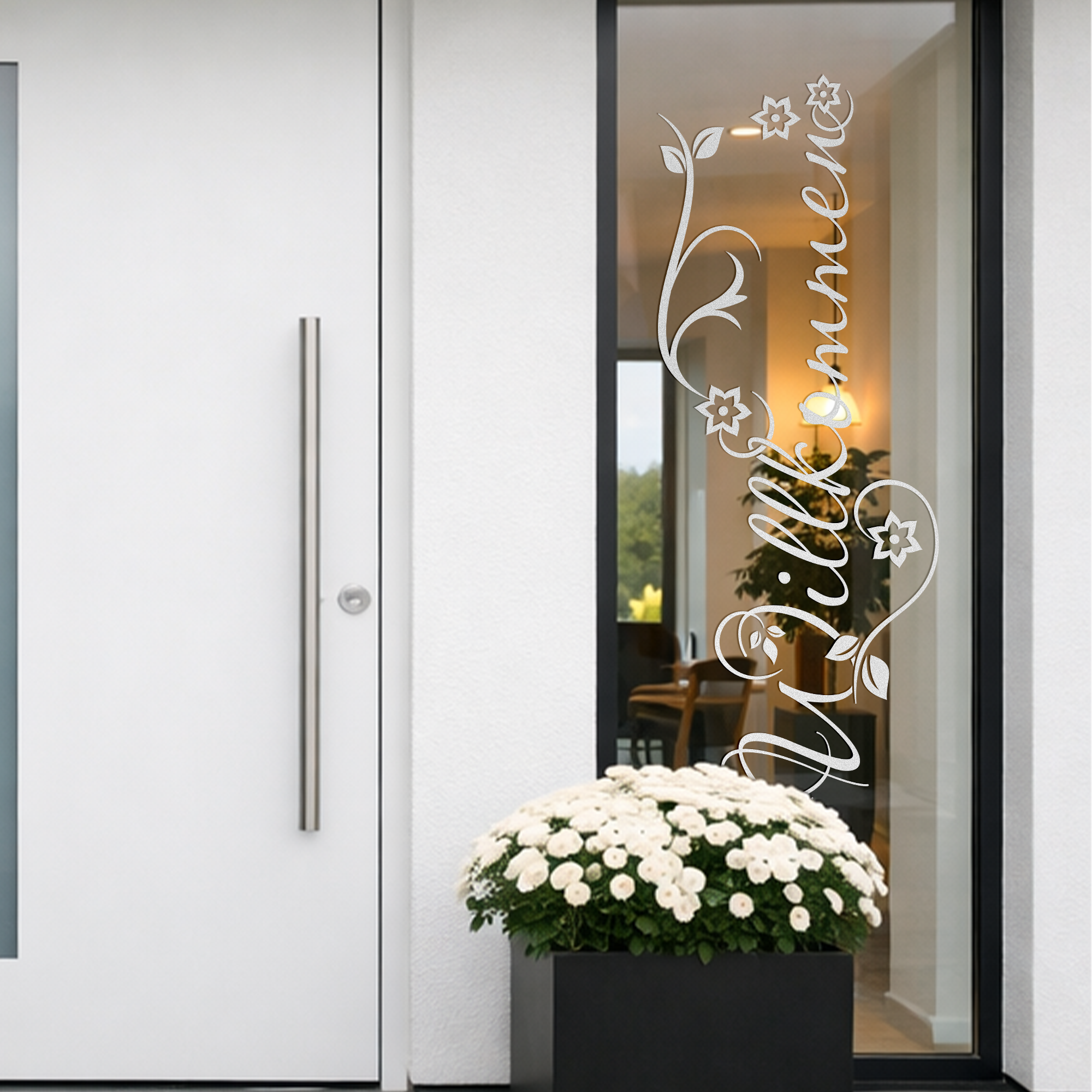 Weißes Willkommensschild mit floralen Motiven an Glastür.