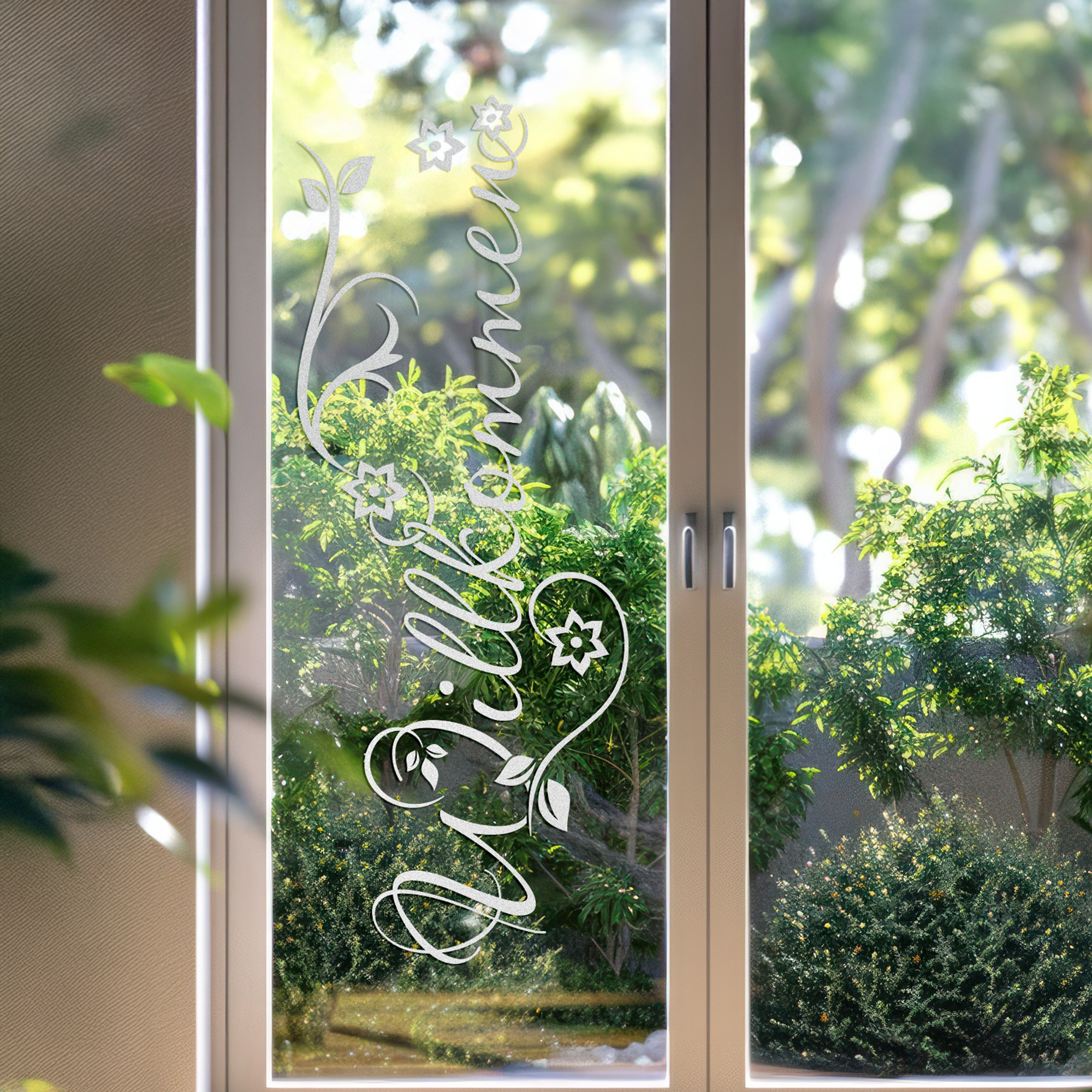 Transparente Fensterfolie mit dem Schriftzug "Willkommen".
