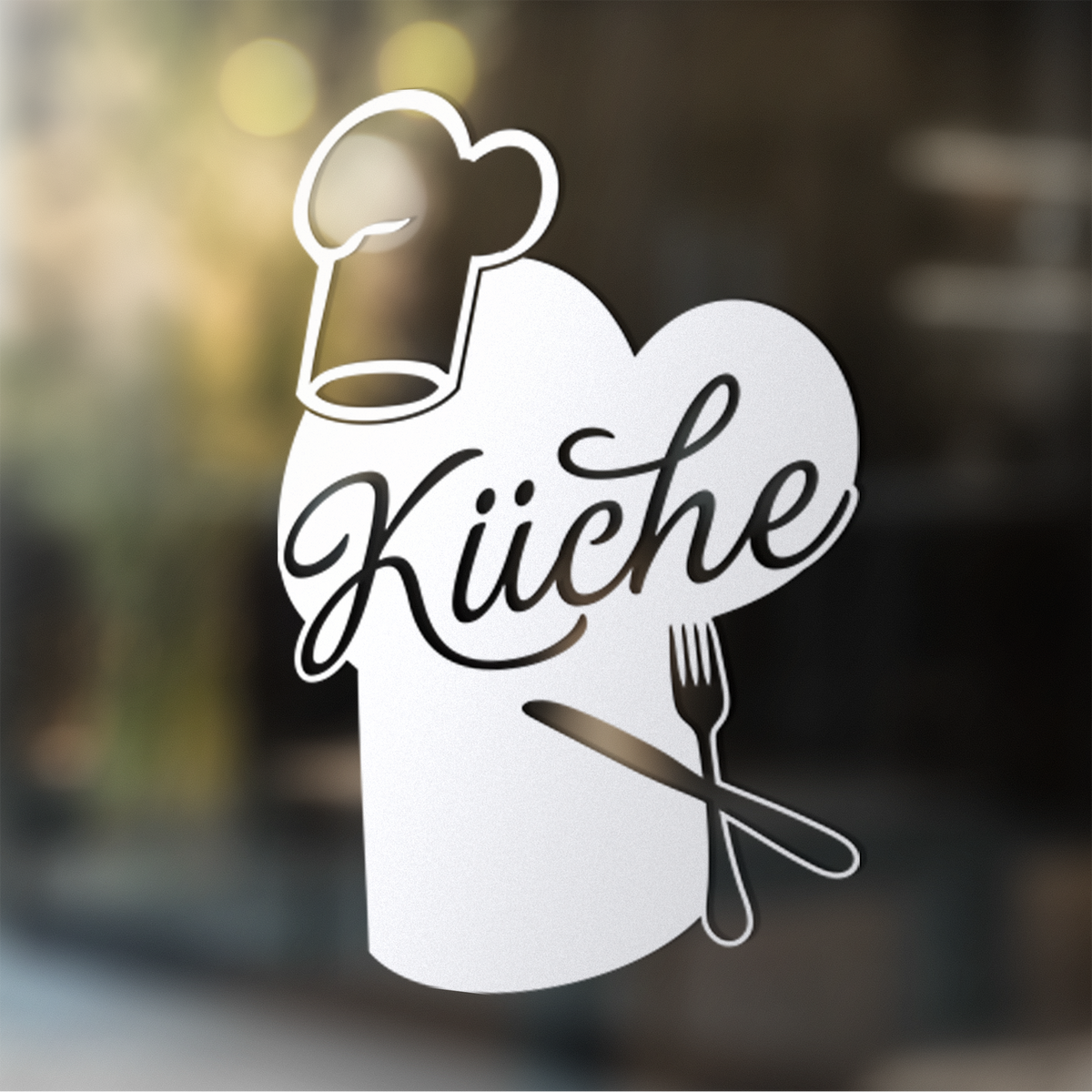 Küchenlogo in Weiß mit Kochmütze und Besteck.