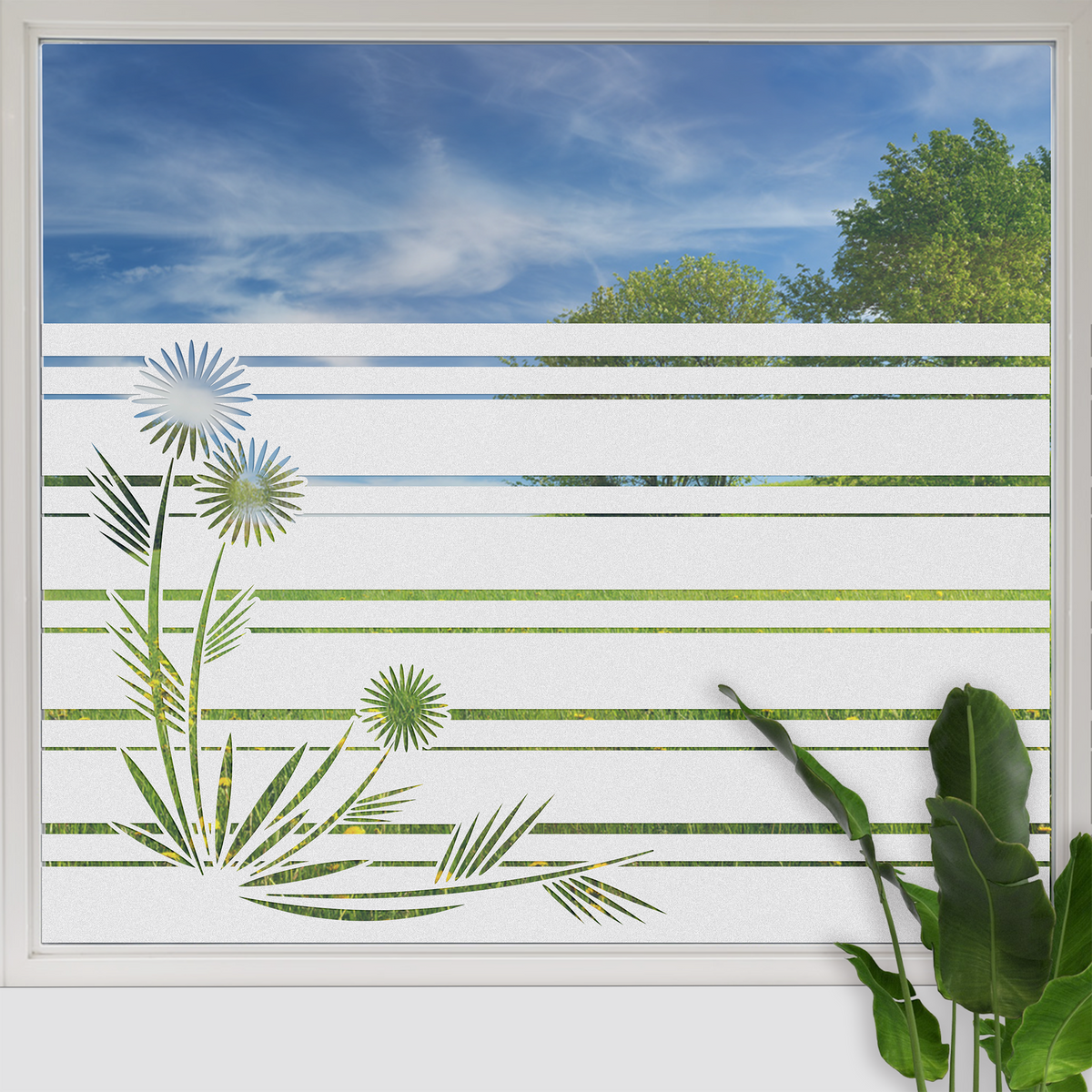 Weißer Sichtschutz mit floralem Muster und grünem Hintergrund.