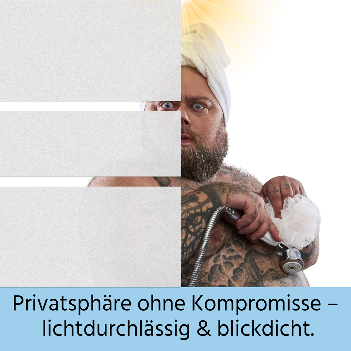 Mann mit Tattoos, Handbrause, weißem Handtuch, lichtdurchlässig.