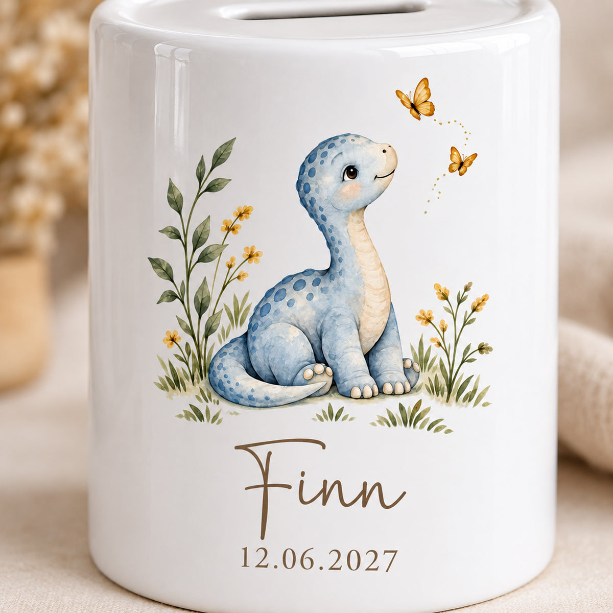 Blauer Dino mit Schmetterlingen: Spardose mit Beispielname Finn und Datum 12.06.2027, Motivdetail