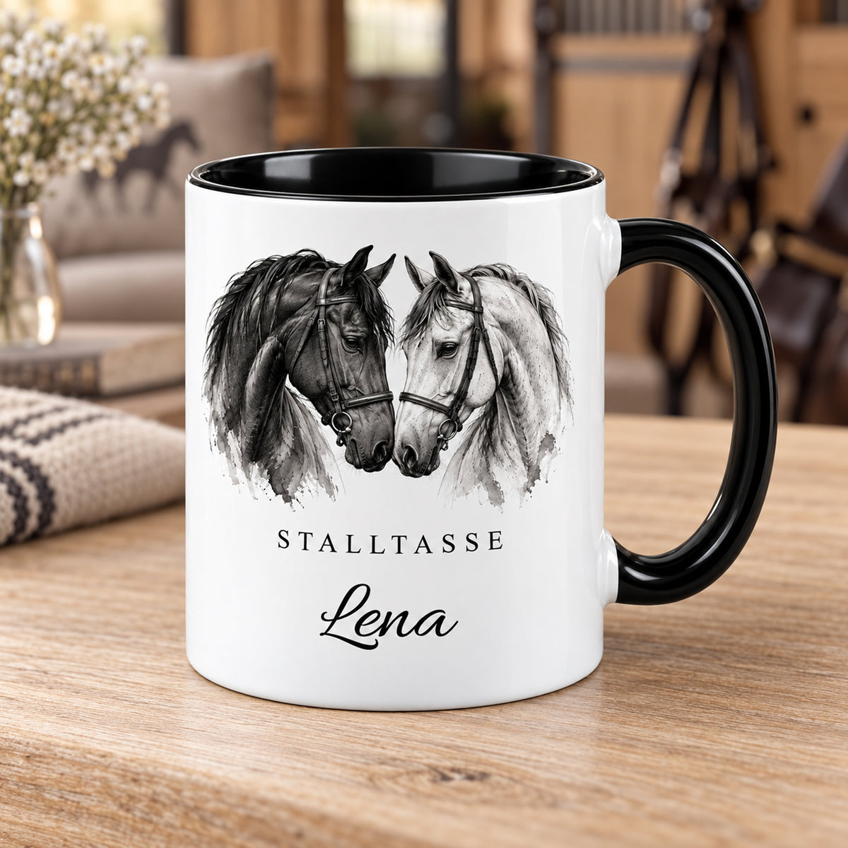 Stalltasse mit Namen Lena – Verbundenheit, schwarzer Henkel und Innenraum – Schrägansicht