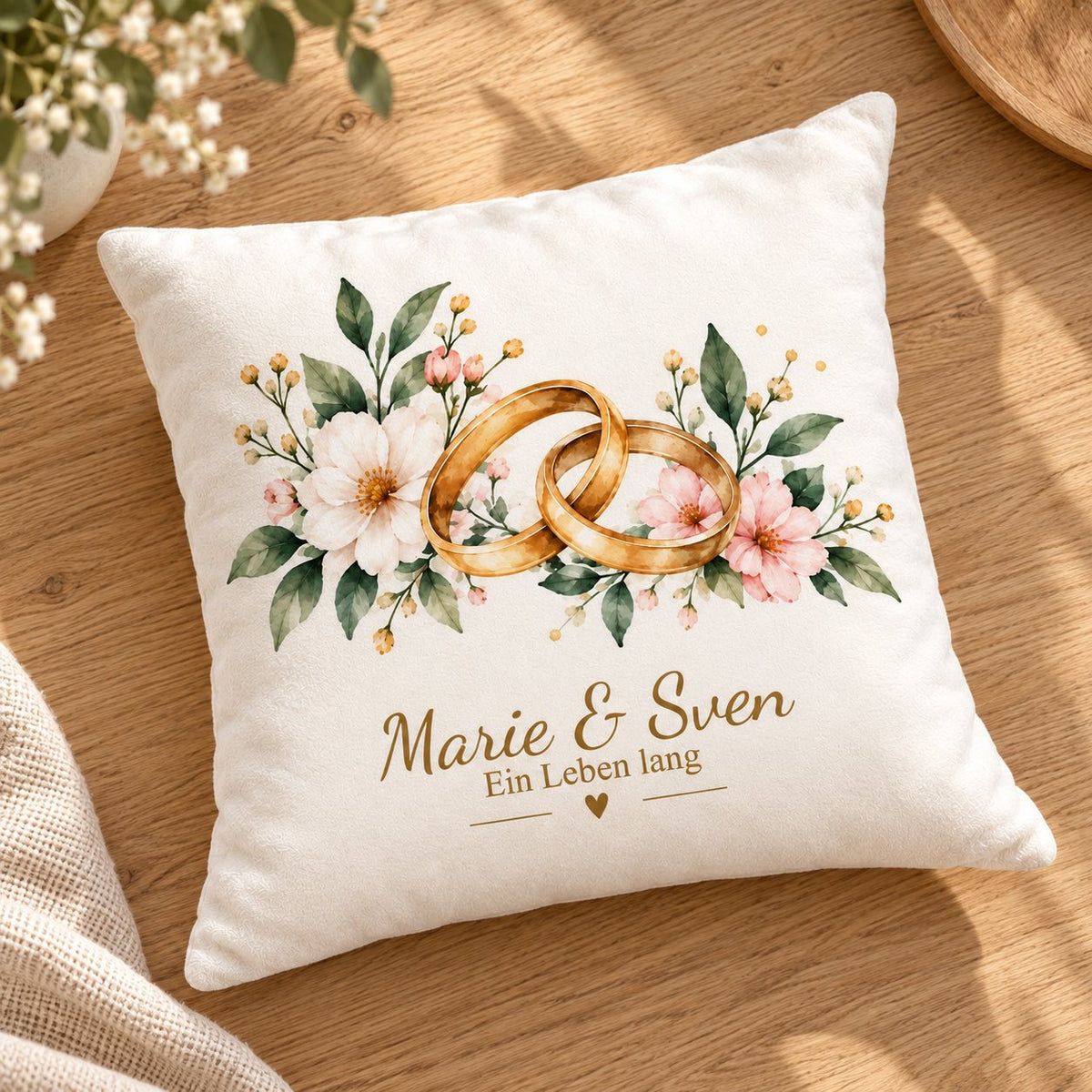 Bedruckte Vorderseite des Hochzeitskissenbezugs Eheringe mit Marie & Sven.