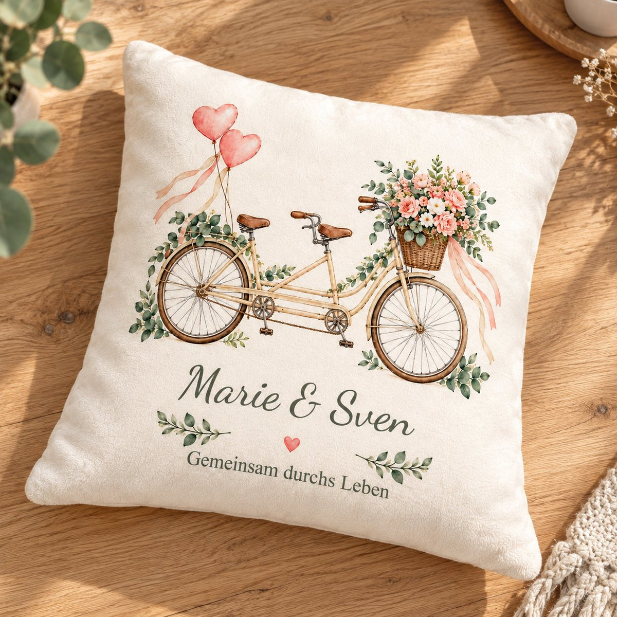 Bedruckte Vorderseite des Hochzeitskissenbezugs Tandem mit Marie & Sven.