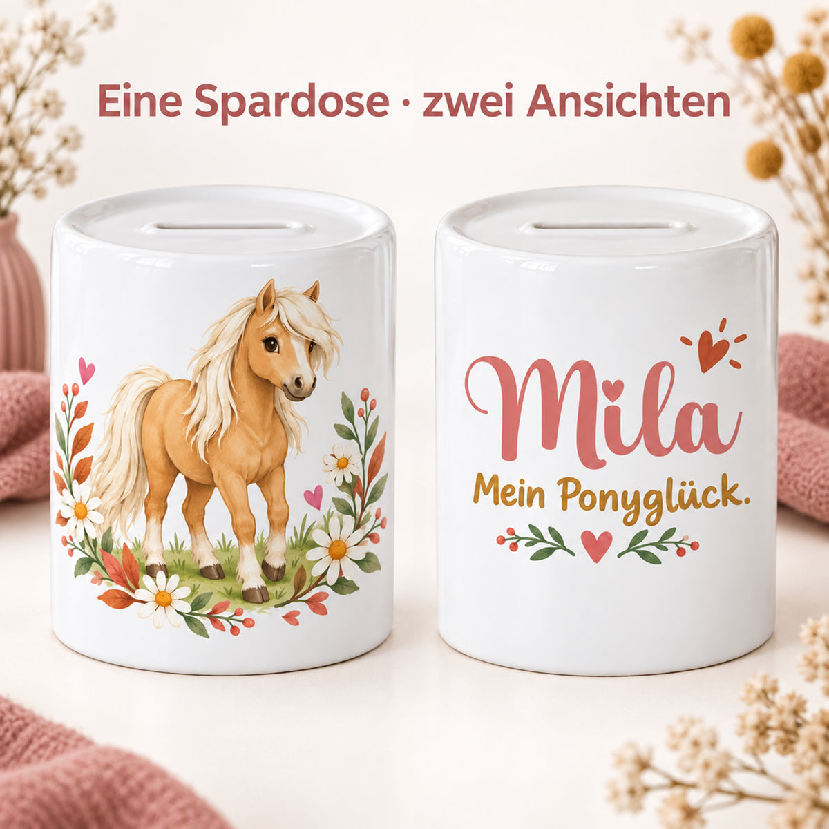Motivseite und Namensseite derselben Spardose Mein Ponyglück nebeneinander, mit Hinweis auf zwei Ansichten eines Artikels.