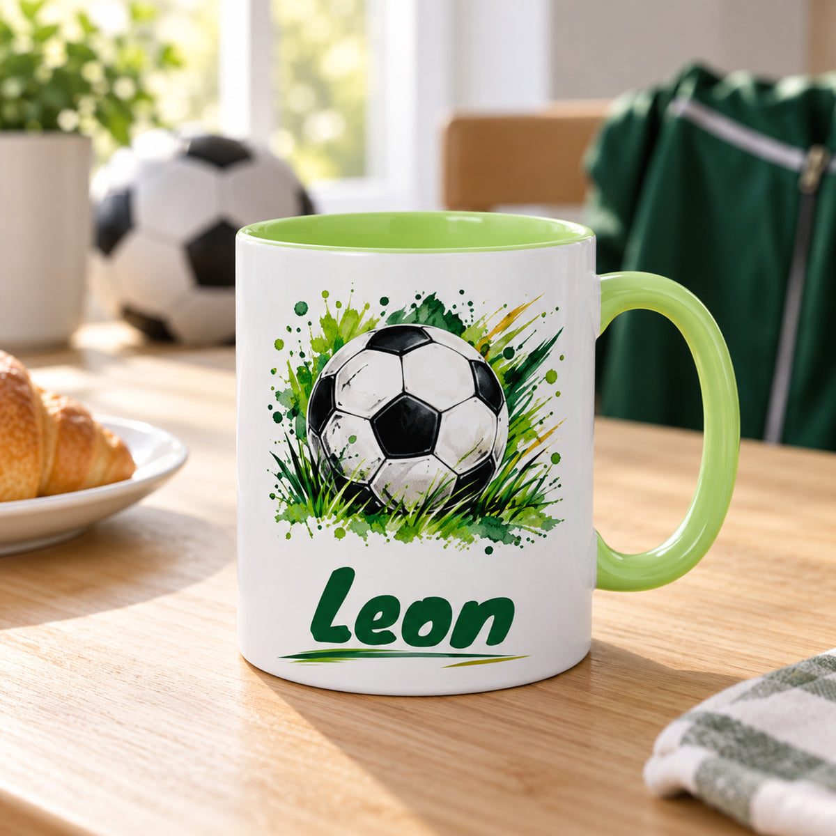 Hellgrüne Fußballtasse Klassischer Fußball mit Beispielname Leon: Tasse in einer Alltagsszene