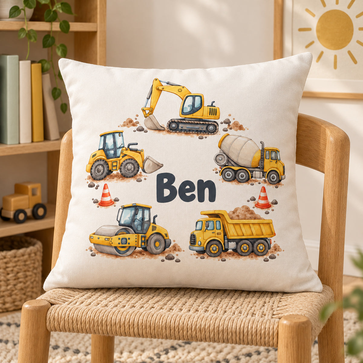 Kissenbezug mit Baustellenfahrzeugkranz und Beispielname Ben in einer Kinderzimmer-Leseecke.