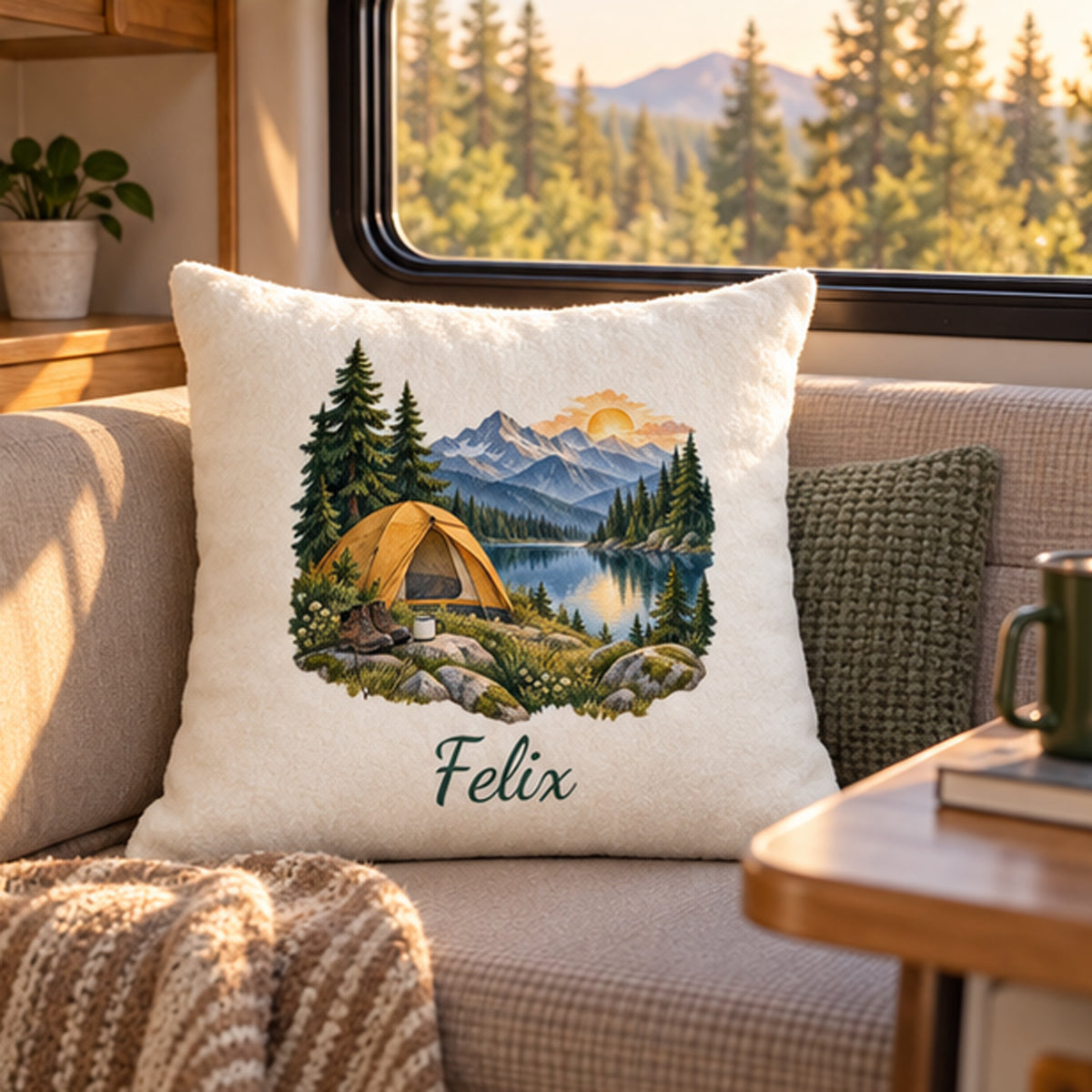 Camping-Wohnszene: Camping-Kissenbezug Zelt am Bergsee, personalisiert mit Felix