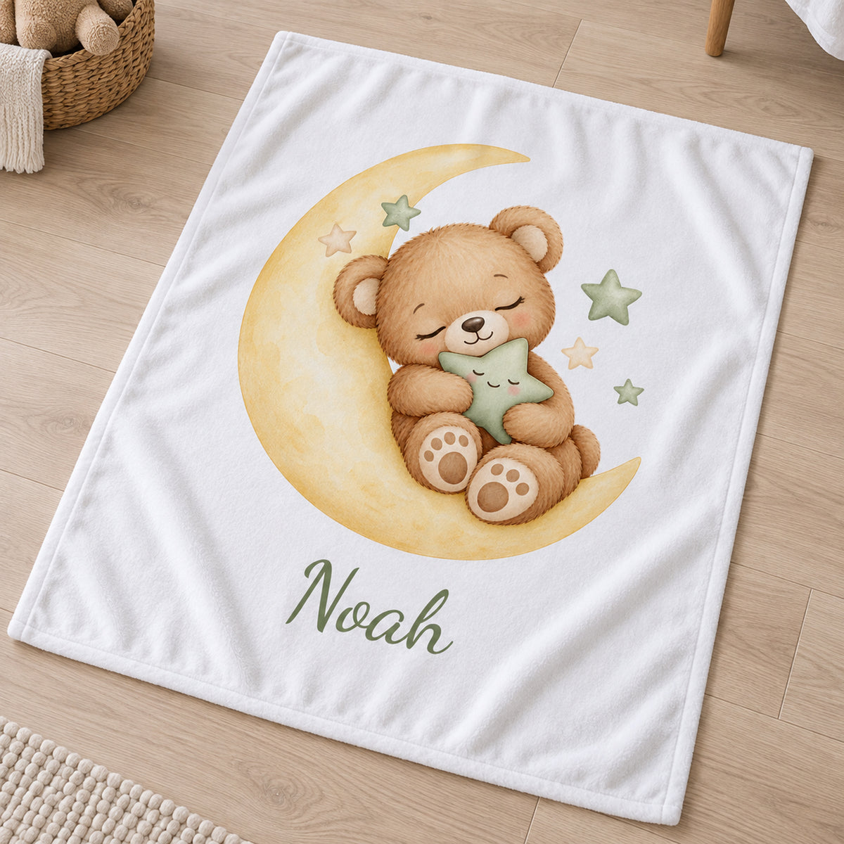 Weiße Babydecke mit Bärchen auf dem Mond und Beispielname Noah – schraegansicht