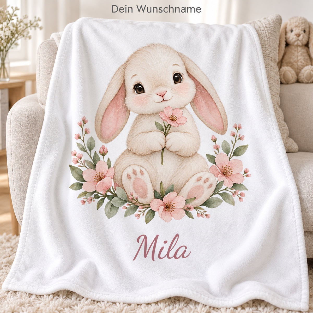 Weiße Babydecke mit Blumenhäschen und Beispielname Mila – personalisierung