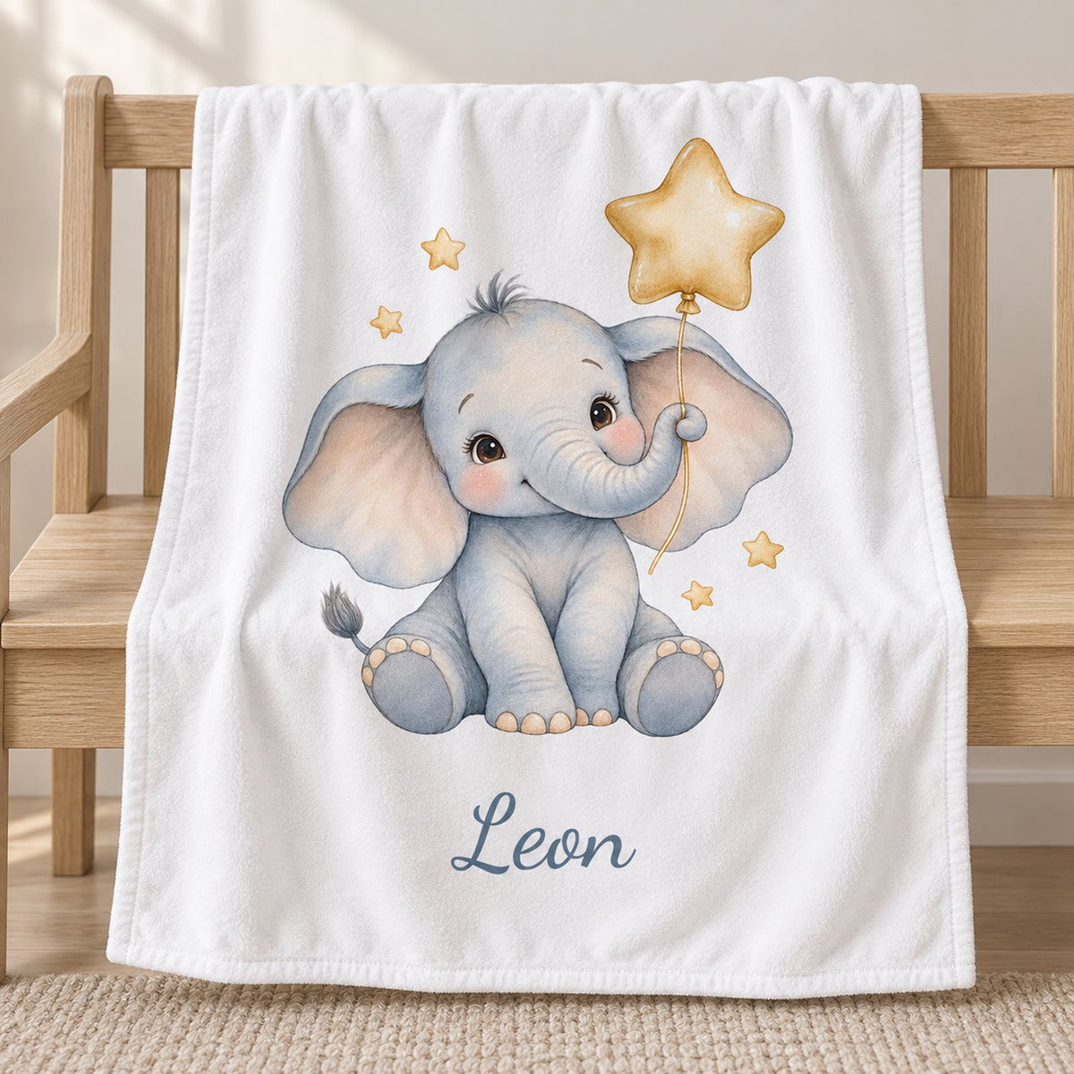 Weiße Babydecke mit Elefant mit Sternballon und Beispielname Leon – motivansicht