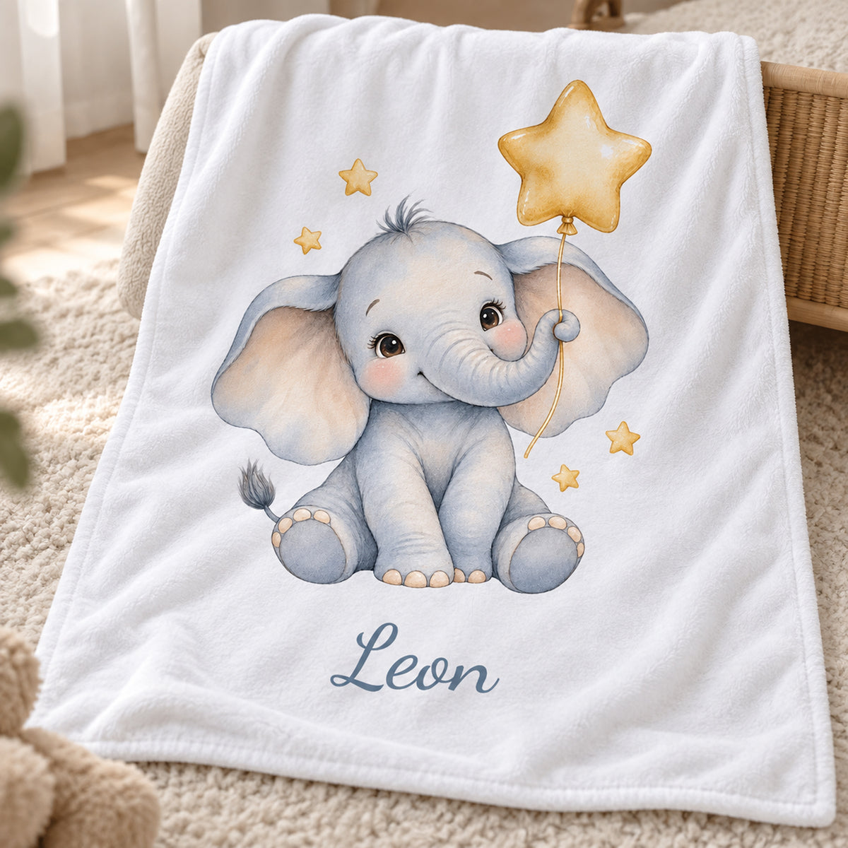 Weiße Babydecke mit Elefant mit Sternballon und Beispielname Leon – motivdetail