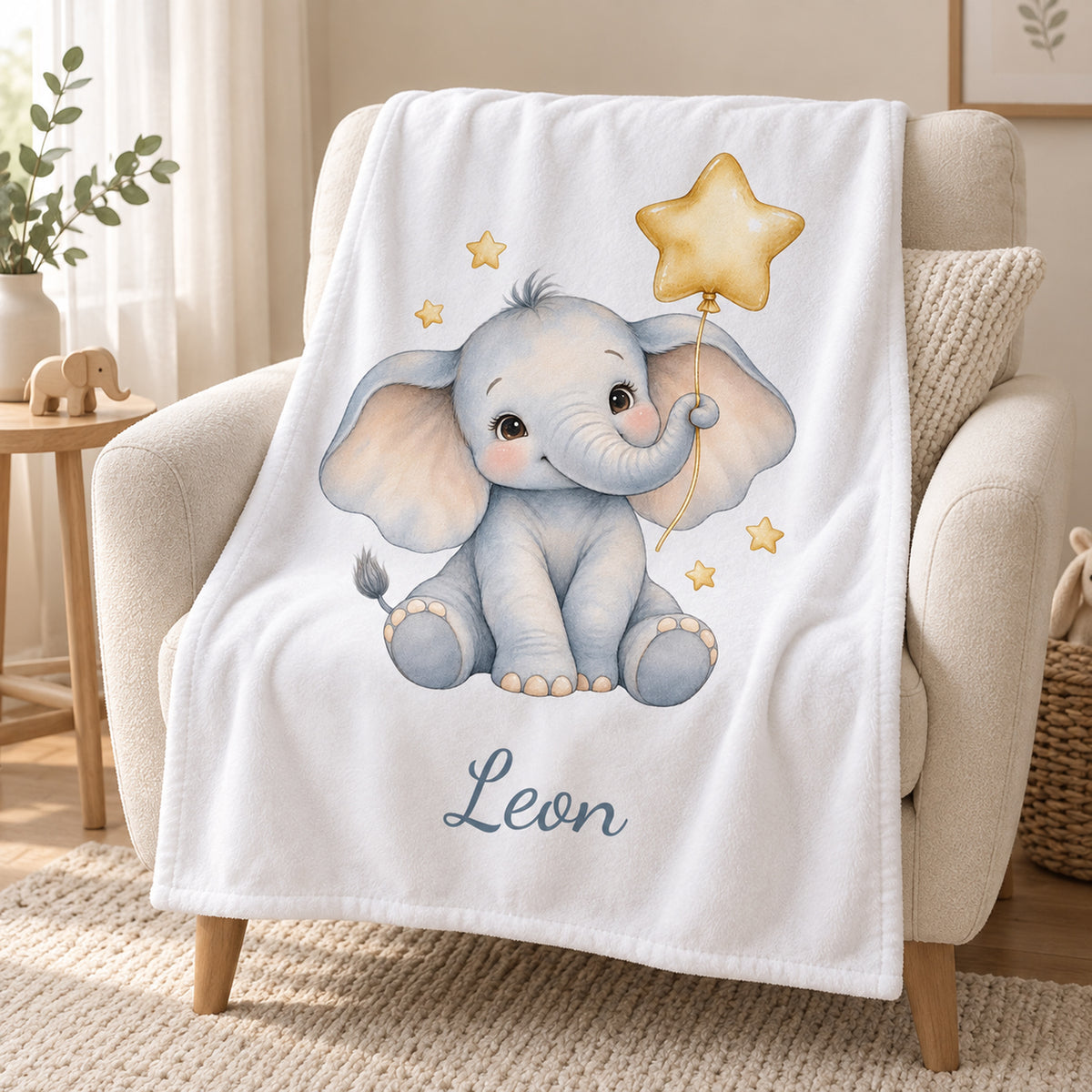 Weiße Babydecke mit Elefant mit Sternballon und Beispielname Leon – wohnstil