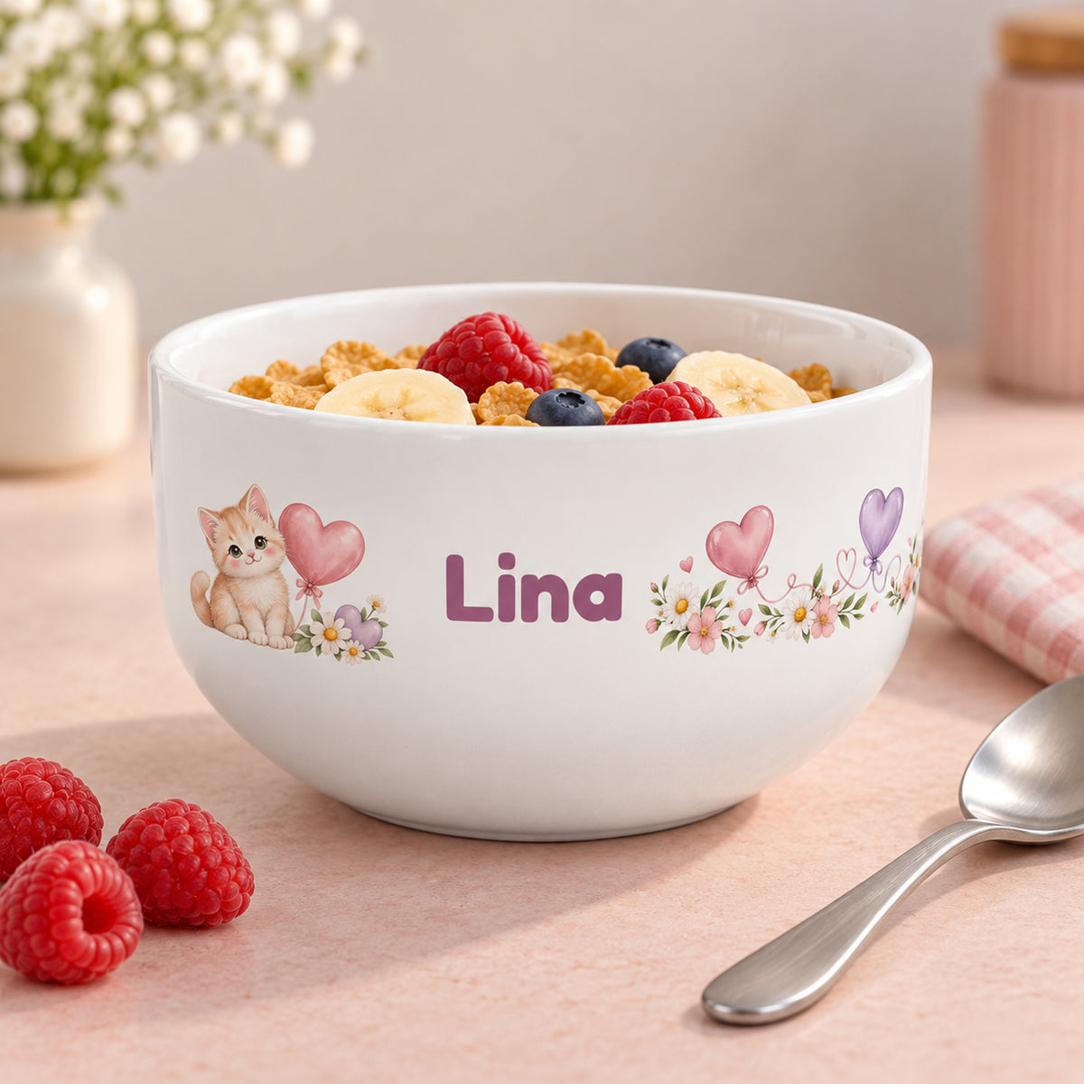 Frühstücksszene mit der Müslischale Kätzchen mit Herzballon und Beispielname Lina