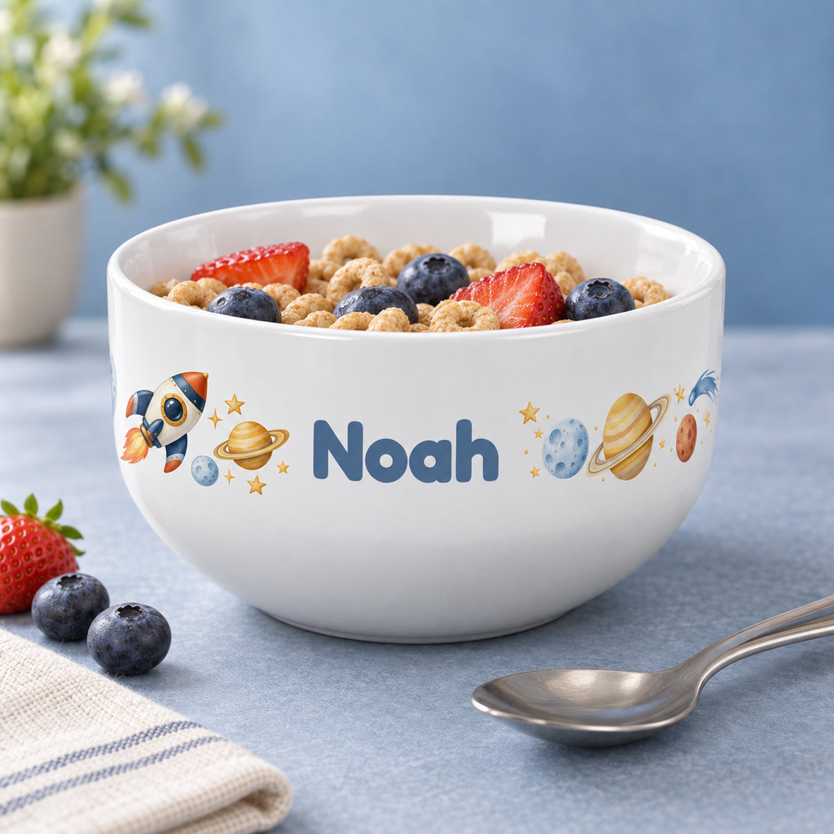 Frühstücksszene mit der Müslischale Rakete und Planeten und Beispielname Noah