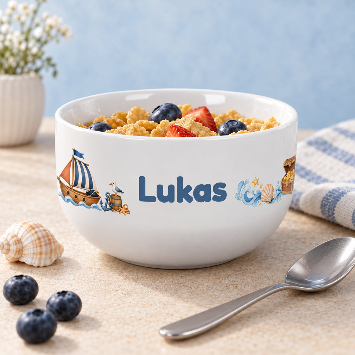 Frühstücksszene mit der Müslischale Piratenboot und Beispielname Lukas