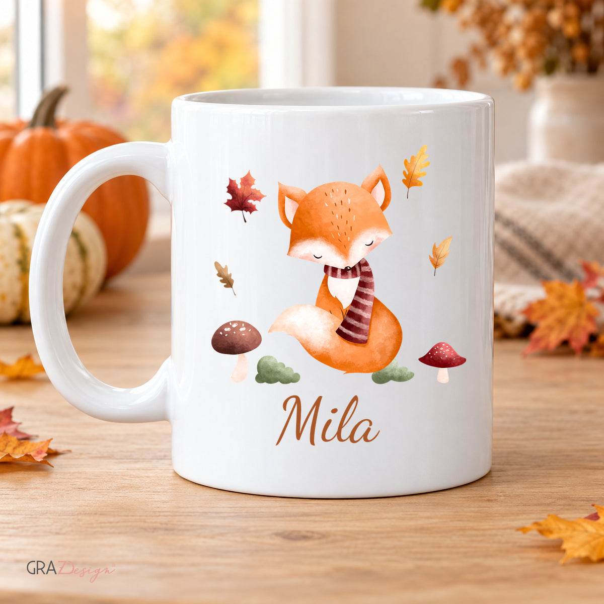 Personalisierte Herbsttasse mit fuchs in herbstlicher Tischszene