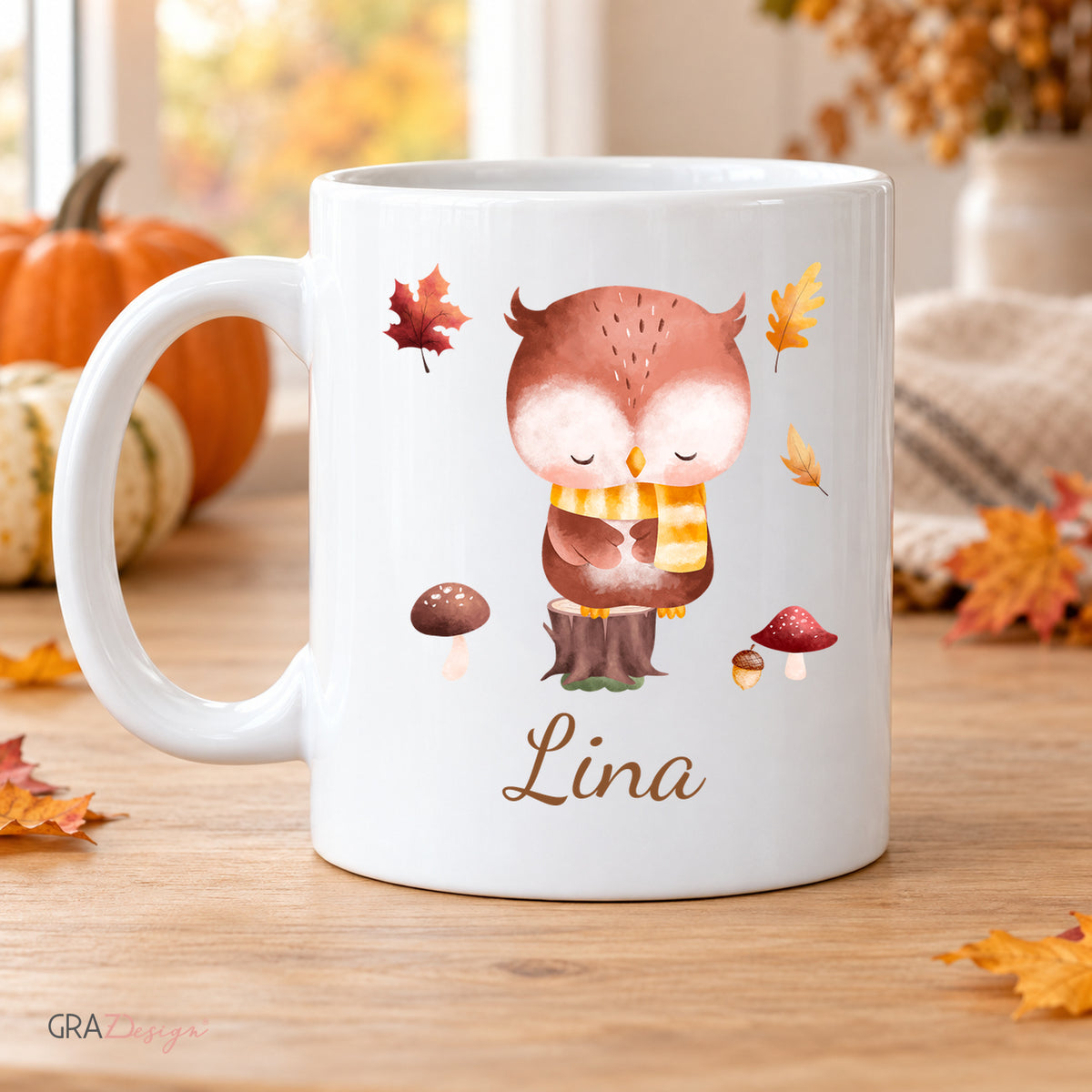 Personalisierte Herbsttasse mit eule in herbstlicher Tischszene