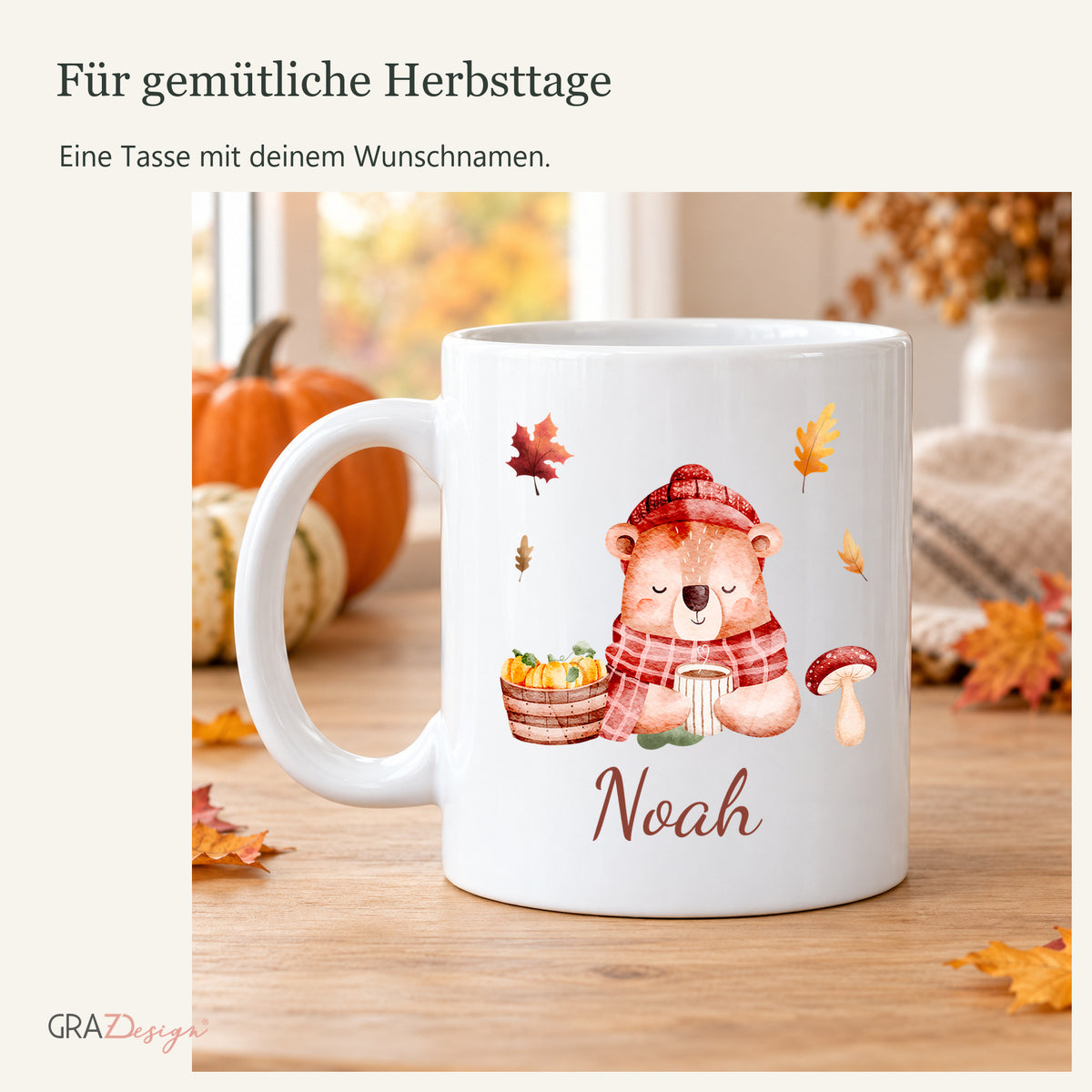 Herbsttasse mit bär und Name auf einem Holztisch